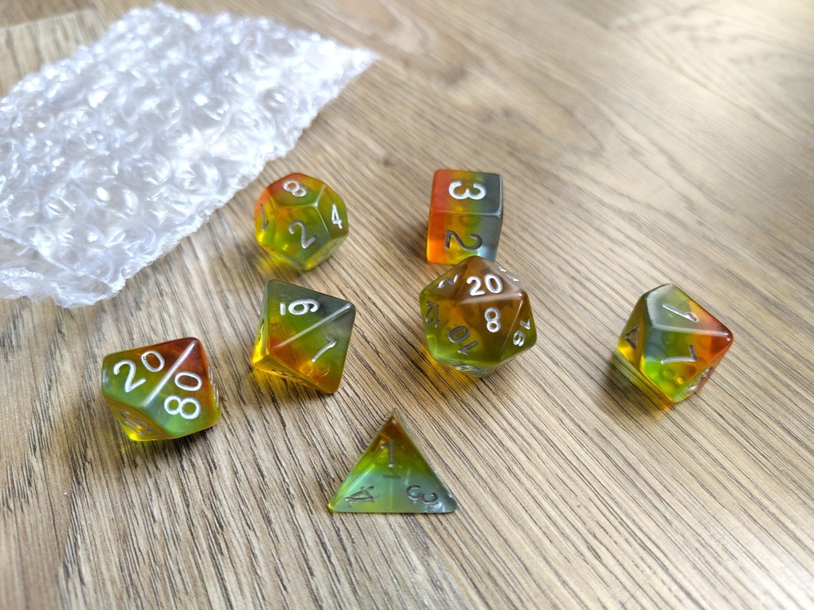 D&D / TTRPG dobbelstenen set - Regenboogkleuren, Een of twee spelers, Ophalen of Verzenden, Zo goed als nieuw
