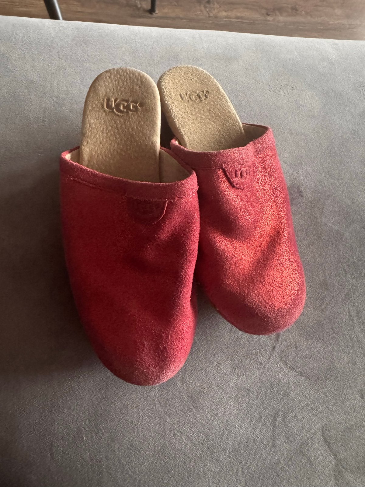 Ugg instappers rood maat 30/31, Ophalen of Verzenden, Gedragen, Rood, Instappers