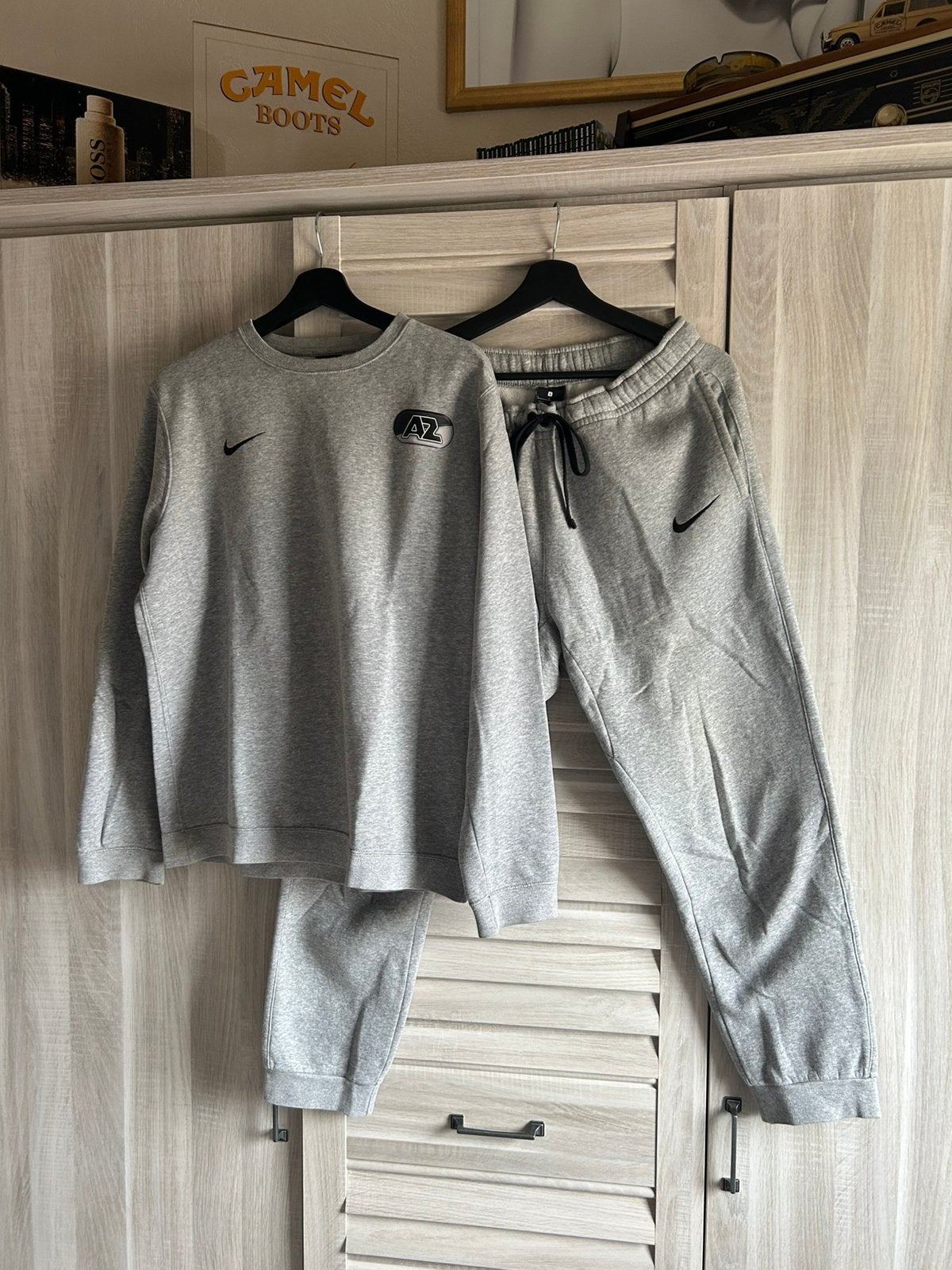 Nike AZ grijs jongingspak M/L, Kleding | Heren, Sportkleding, Maat 48/50 (M), Ophalen of Verzenden, Voetbal, Grijs