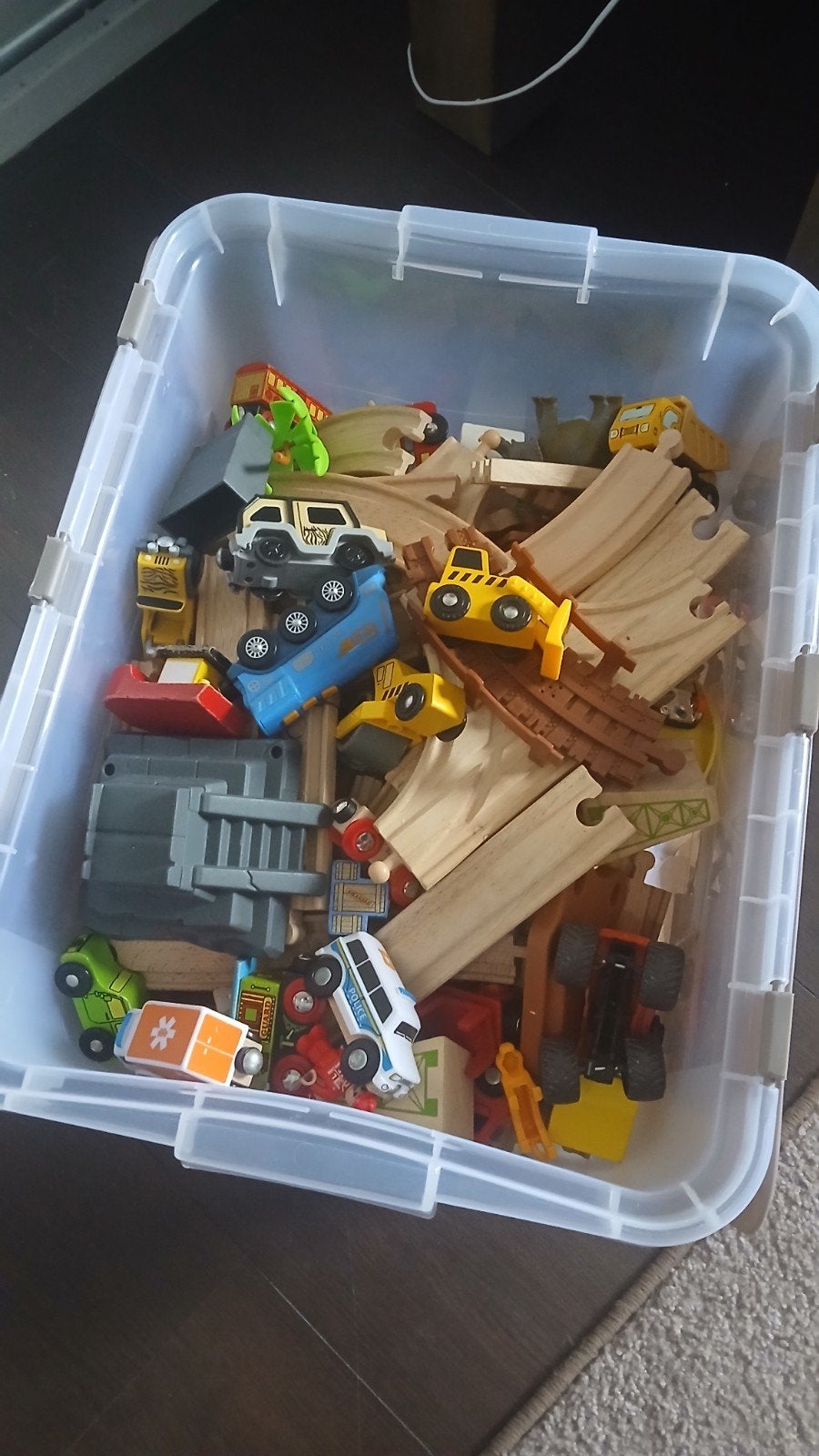 Grote bak vol houten treinsporen en accessoires, Ophalen, Gebruikt