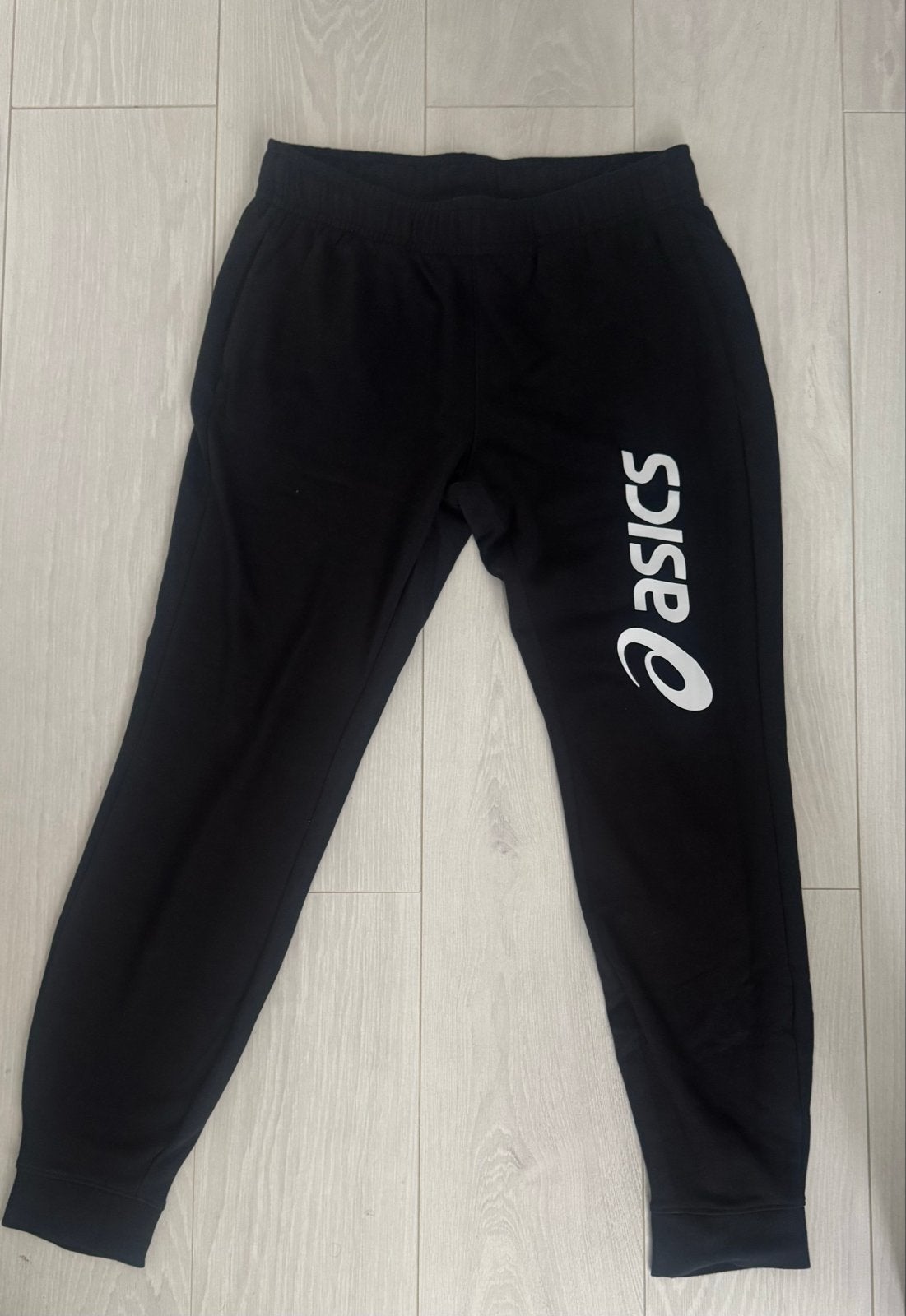 Gloednieuwe Asics Broek big logo, Kleding | Heren, Ophalen, Maat 52/54 (L), Zwart, Nieuw
