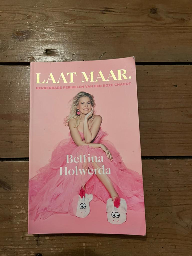 Laat Maar. - Bettina Holwerda (Boek), Boeken, Ophalen of Verzenden, Zo goed als nieuw, Nederland