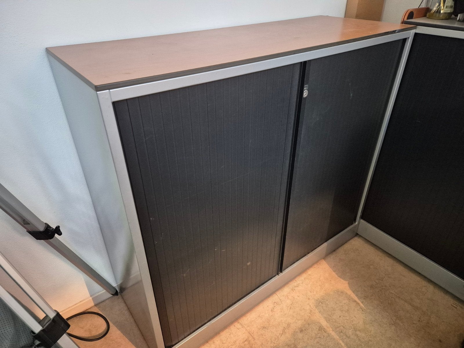 Roldeurkast, archiefkast met  2 metalen legplanken, Huis en Inrichting, Kasten | Roldeurkasten en Archiefkasten, Ophalen, Gebruikt
