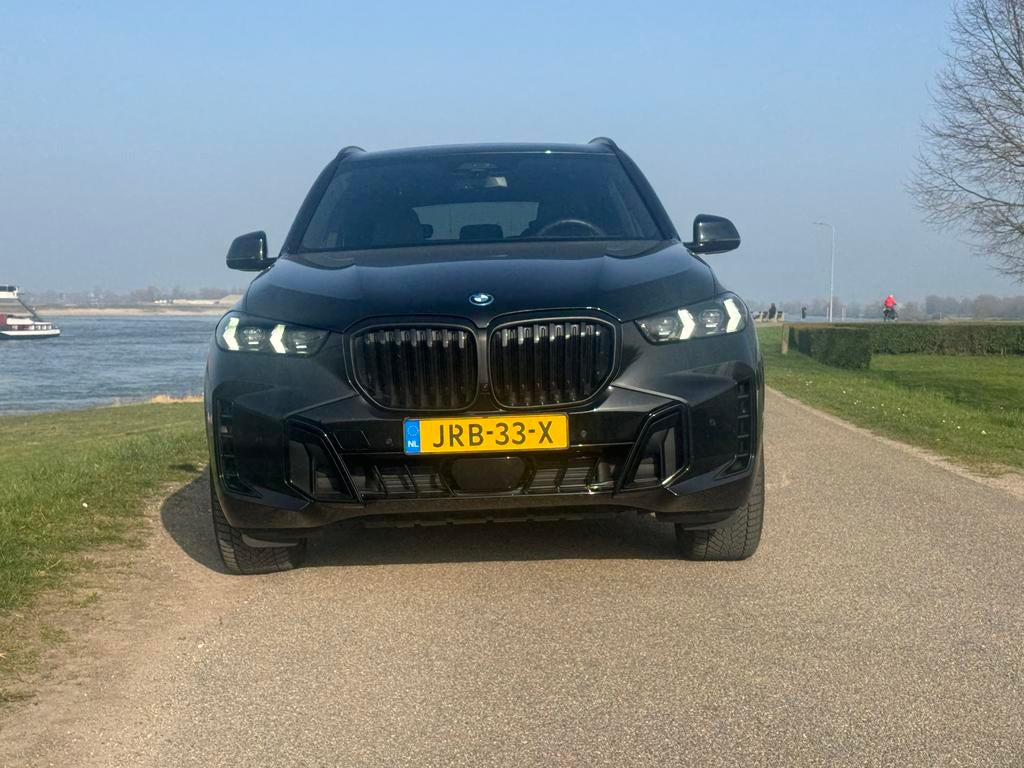 BMW X5 Xdrive50e 490pk Aut 2025 M sport pro btw auto!!!, 2395 kg, Zwart, Vierwielaandrijving, 2998 cc