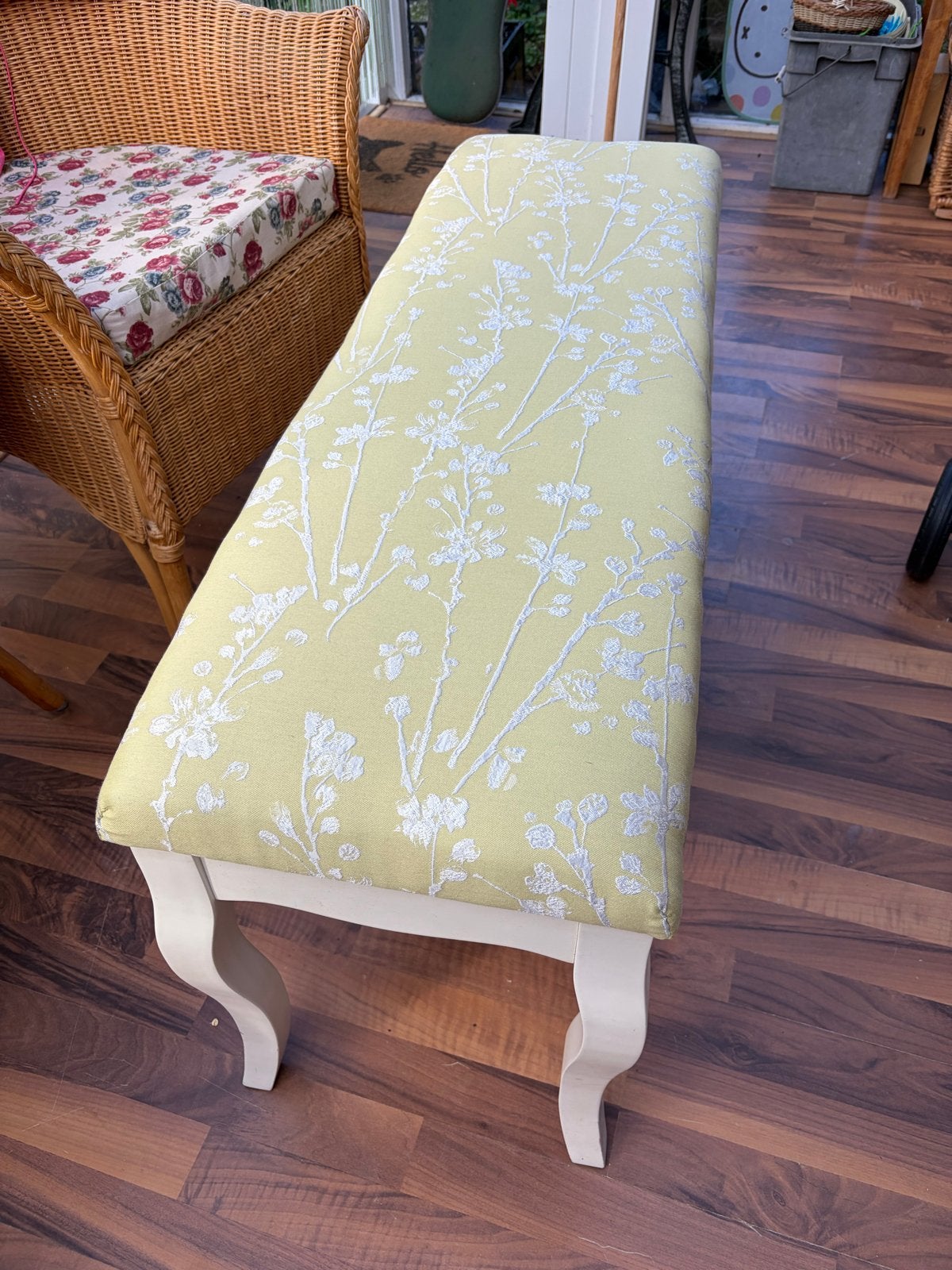 Stijlvolle bank met bloemenprint, Ophalen, 50 tot 75 cm, Zo goed als nieuw, 100 tot 125 cm