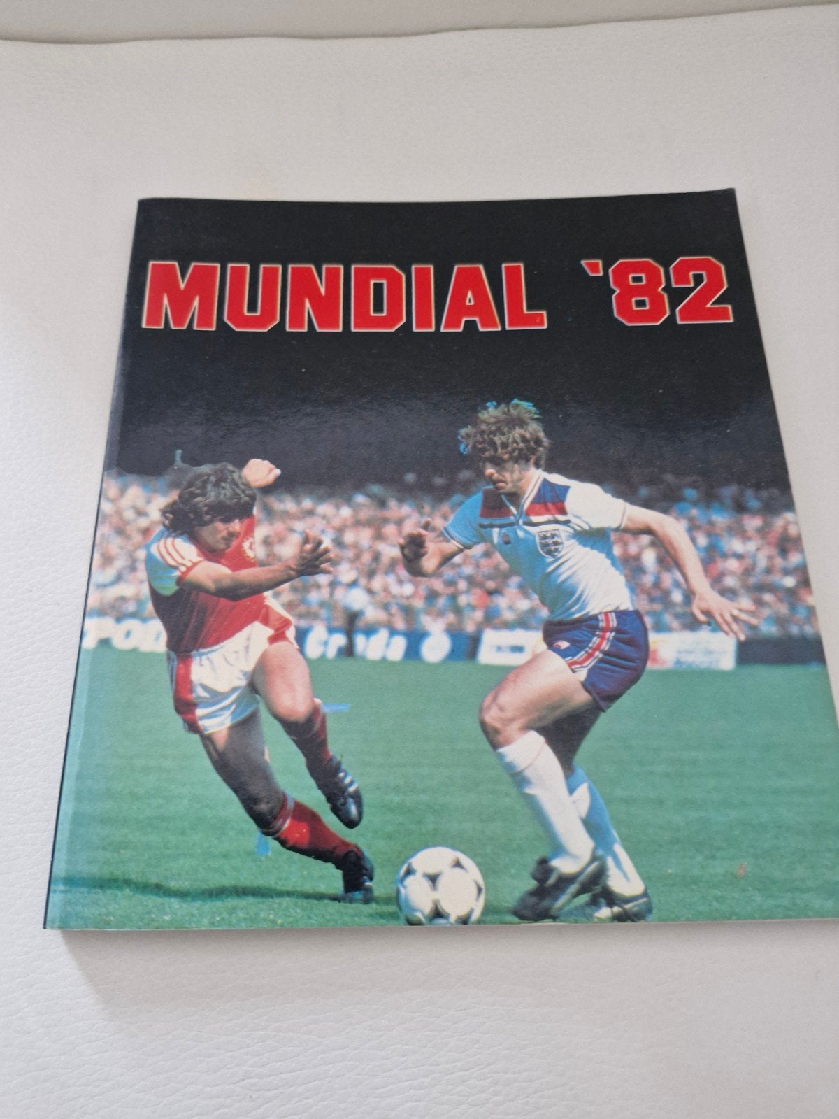 Mundial '82 - Voetbalboek WK Spanje 1982, Ophalen of Verzenden, Gelezen, Don Howe, Norman Barrett, Balsport