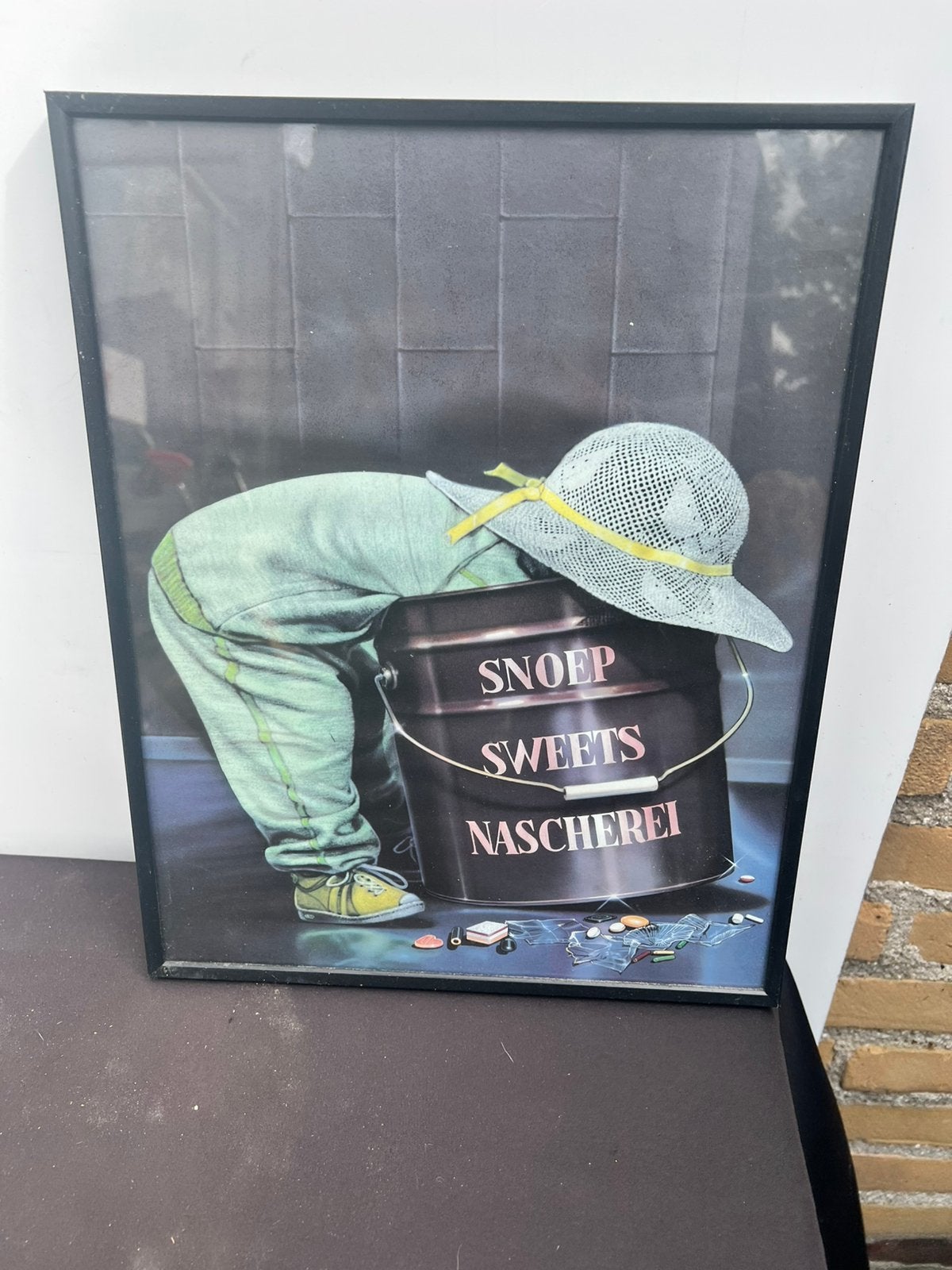 Te Koop Banksy-stijl Poster  in Lijst Kindje In Snoepemmer, Minder dan 50 cm, Ophalen of Verzenden, Zo goed als nieuw, Foto of Poster