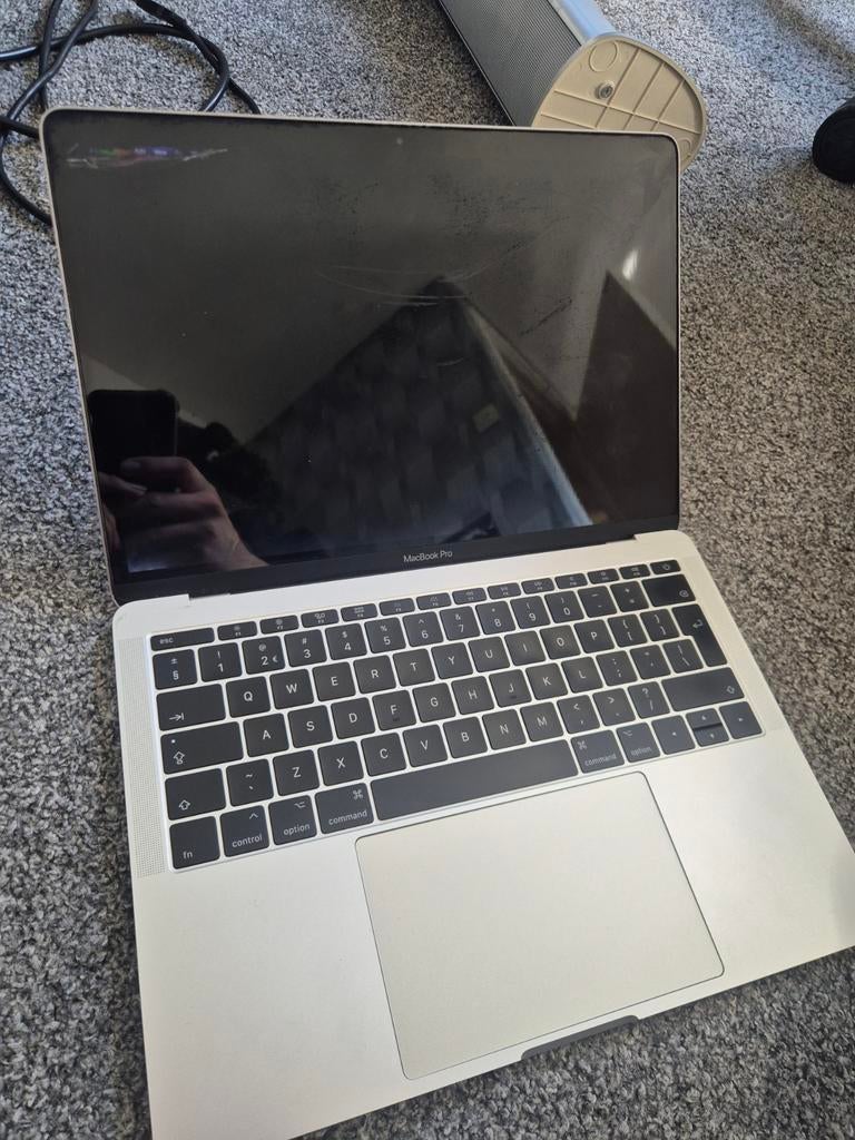 MacBook Pro 2017 met defect scherm en nieuwe accu, Computers en Software, Apple Macbooks, MacBook Pro, 256 GB, 2 tot 3 Ghz, Qwerty