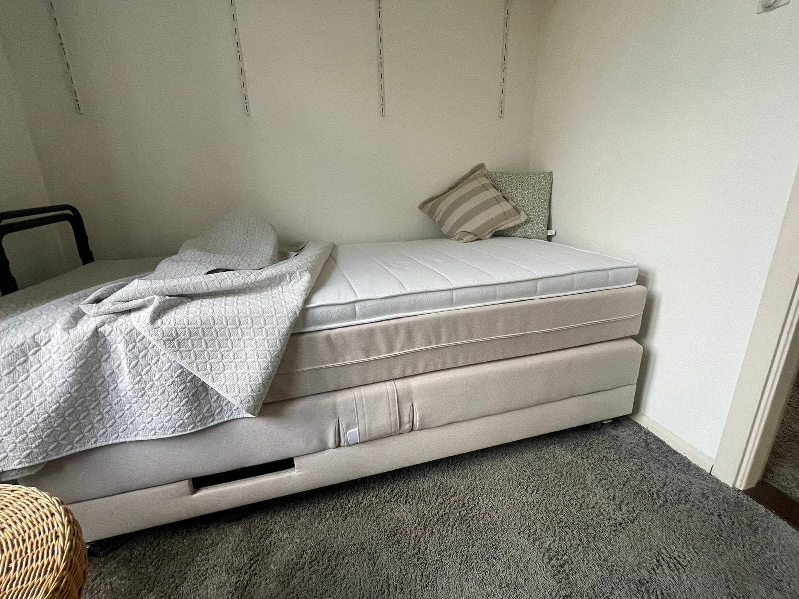 Deelbaar hoog-laag (senioren) bed / twee luxe boxsprings, Ophalen, Eenpersoons, Beige, 90 cm