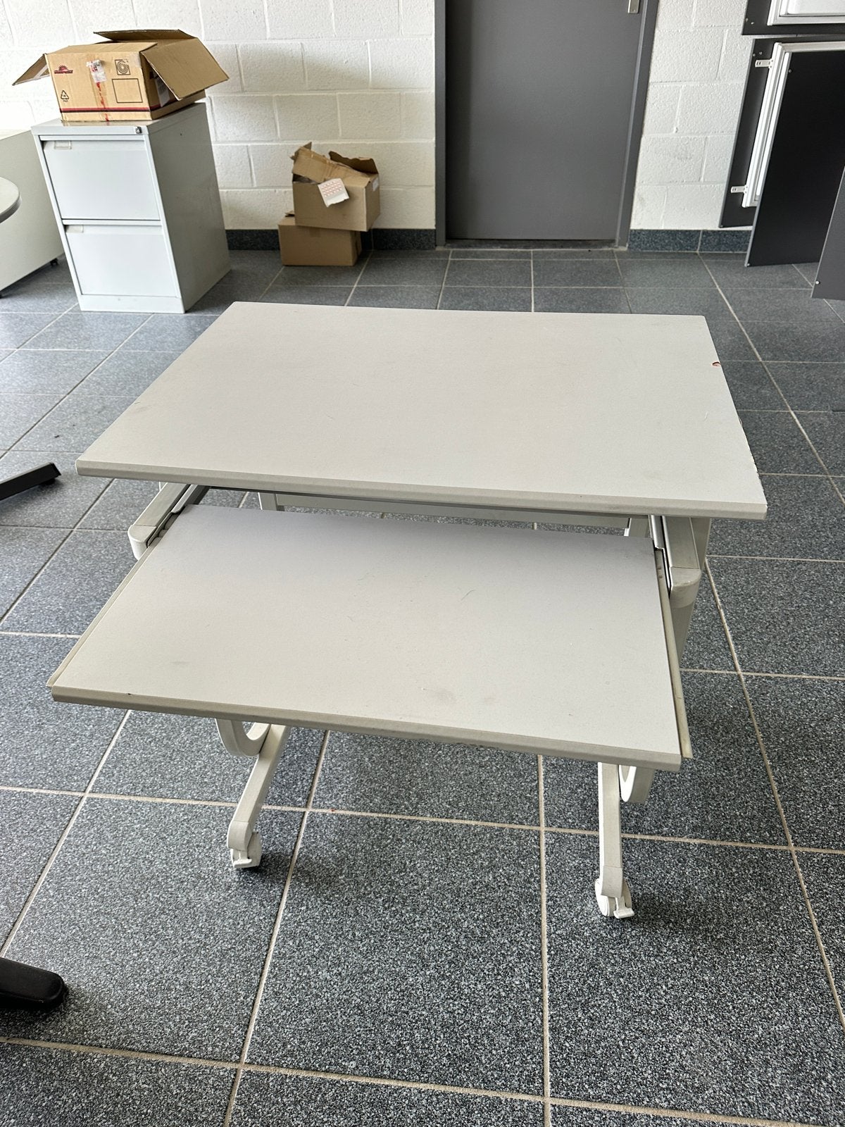 Compact computerbureau met uitschuifbaar toetsenbordblad, Ophalen, Demontabel, Gebruikt, Spaanplaat of MDF