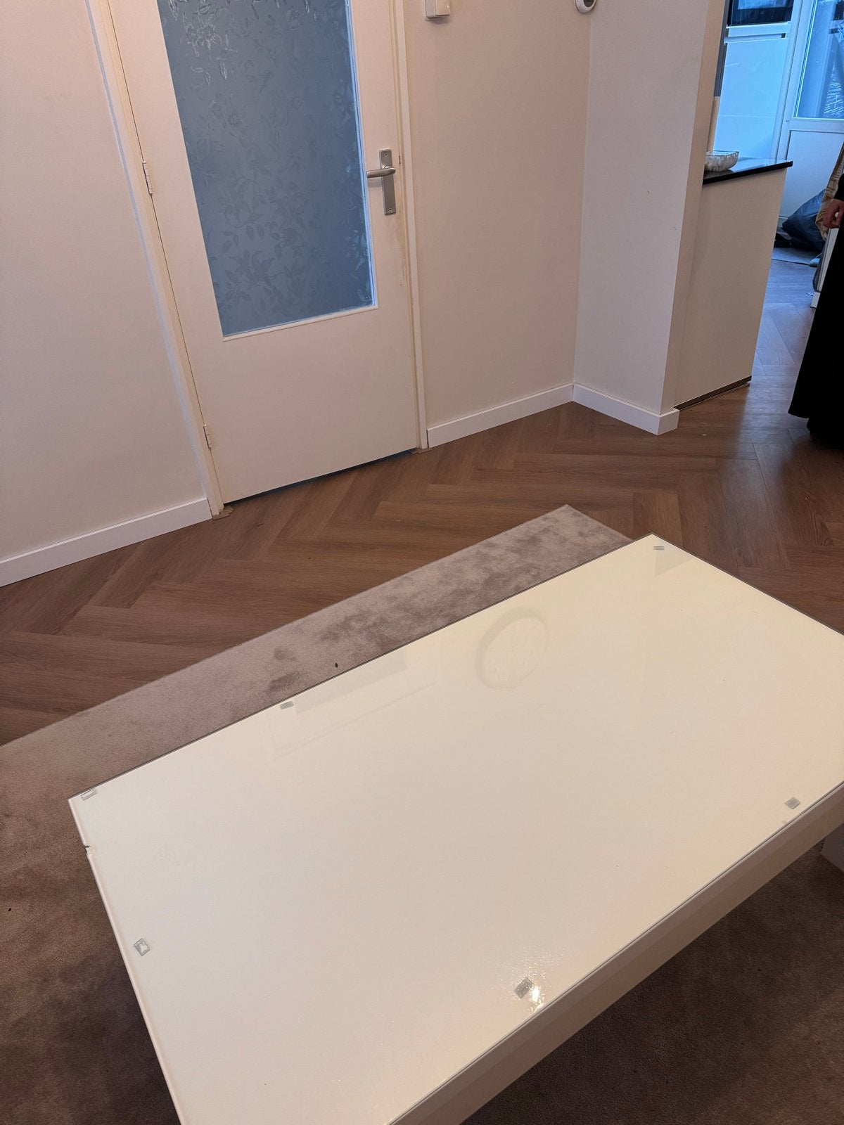 Witte hoogglans salontafel met glazen blad, Huis en Inrichting, Ophalen, Kunststof, 100 tot 150 cm, 50 tot 100 cm