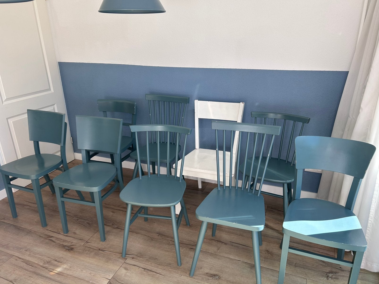 9 houten eetkamerstoelen; 8 blauw/groen geverfd, 1 wit, Huis en Inrichting, Ophalen, Gebruikt, Blauw, Hout