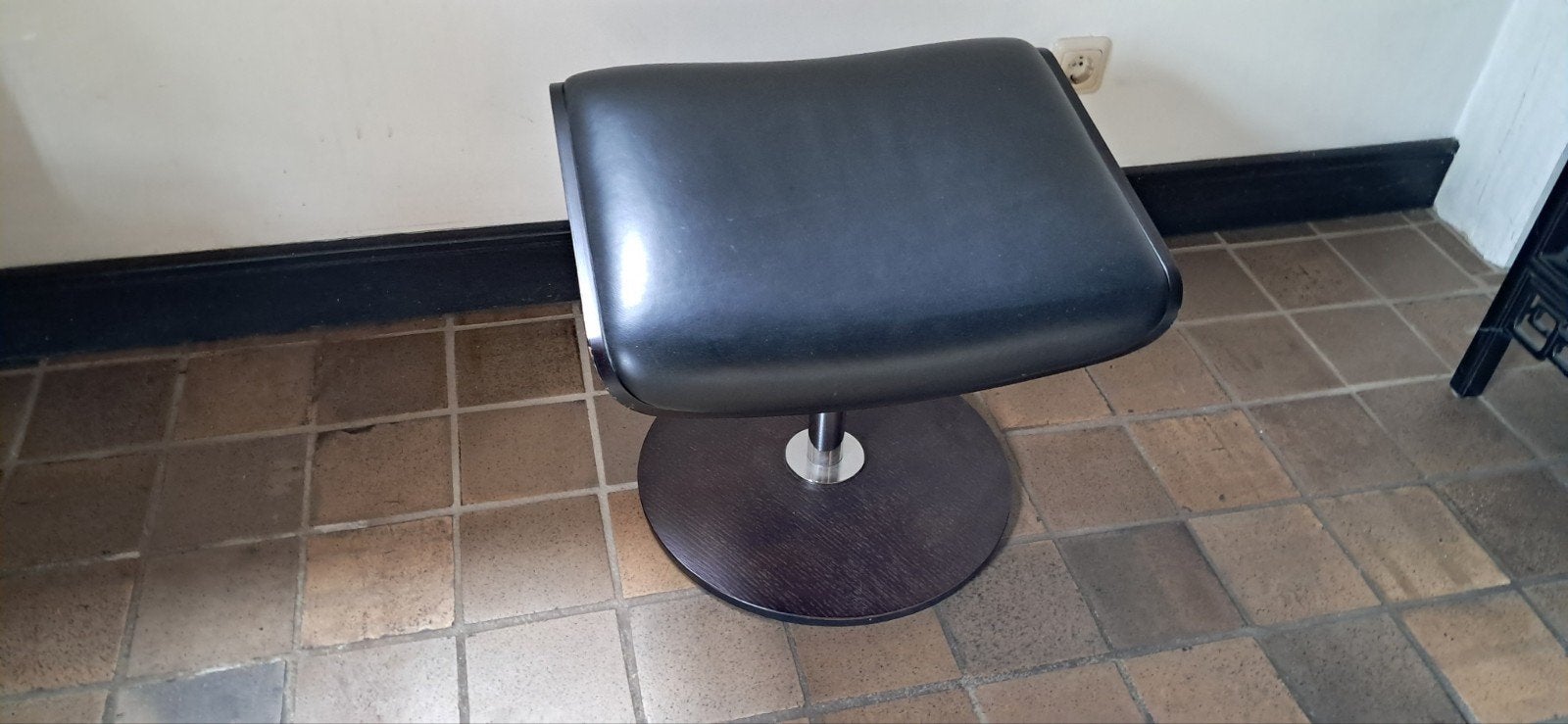 Voetenbankje / Poef - Zwart leer met metalen voet, Ophalen, Modern, Comfortabel, Minder dan 50 cm, Gebruikt