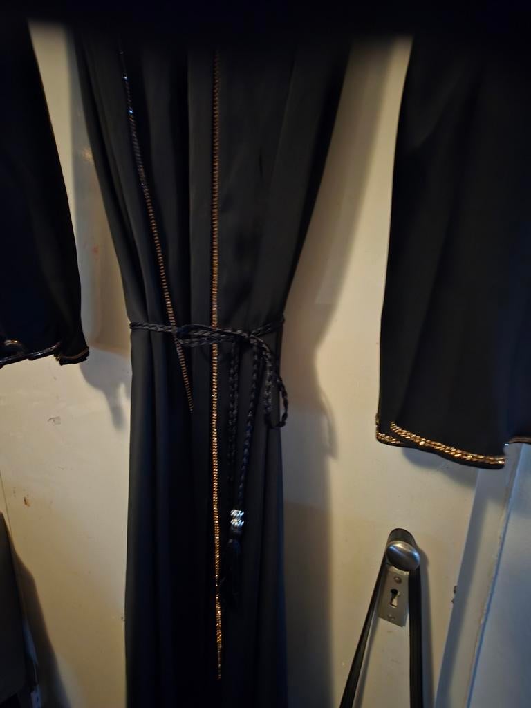 Luxe zwarte satijnen abaya maat 58 met gouden details nieuw, Ophalen of Verzenden, Nieuw, Maat 46/48 (XL) of groter, Groen