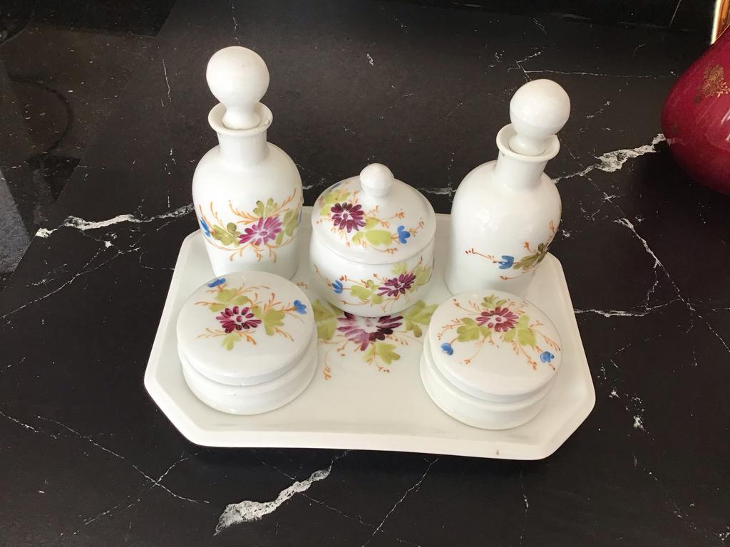 Antieke porseleinen toiletset met bloemmotief, Antiek en Kunst, Ophalen of Verzenden