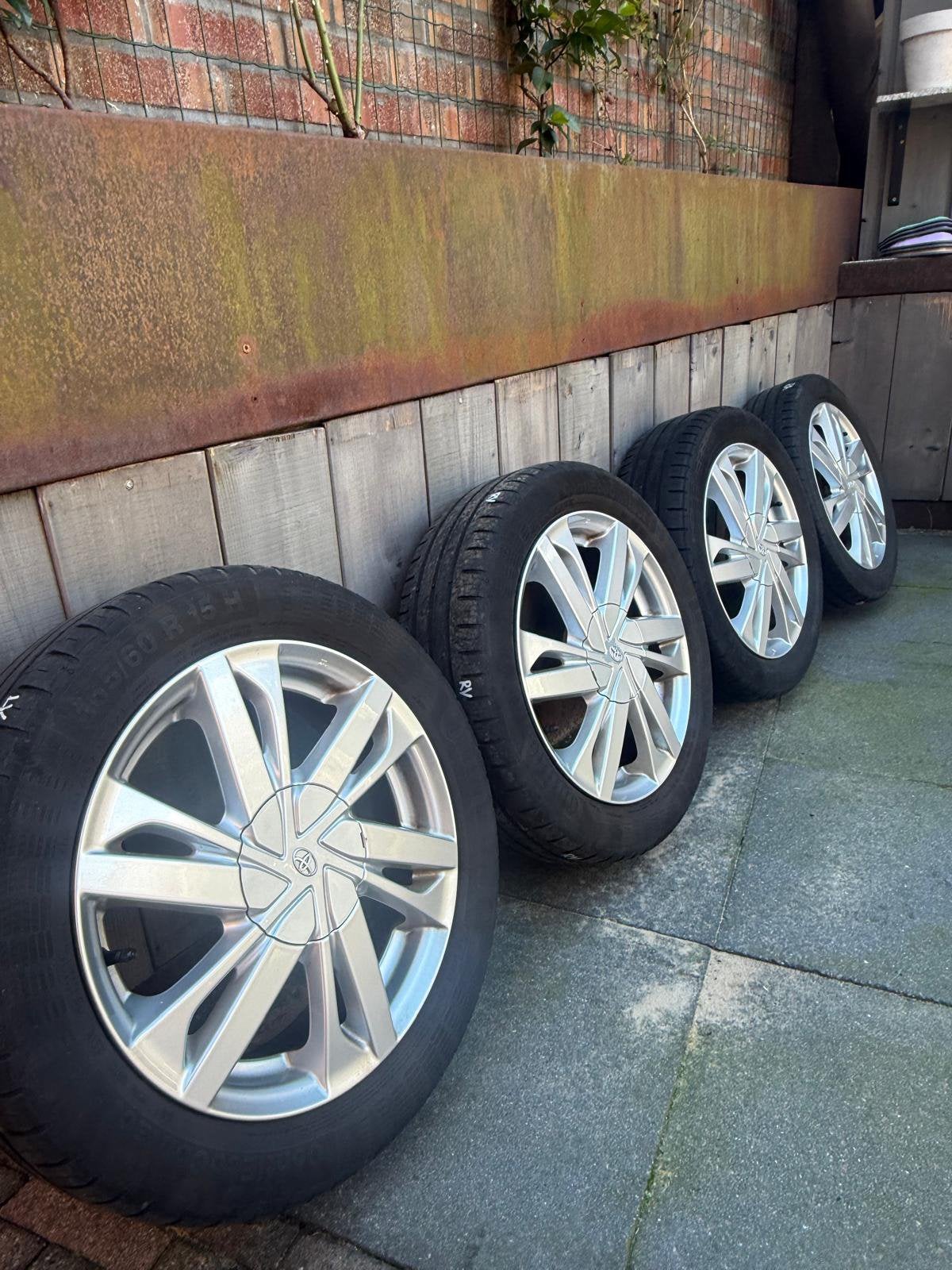 Toyota Aygo lichtmetalen velgen + Continental banden, Ophalen, Gebruikt, 15 inch, Banden en Velgen