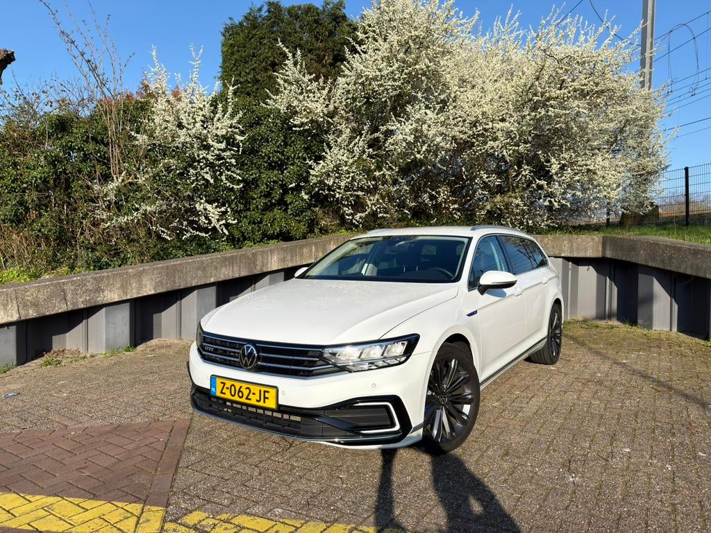 Volkswagen Passat 1.4 TSI Phev 273pk 6-DSG 2020 Wit, Auto's, Volkswagen, Wit, Plug-in hybride, 1600 kg, Geïmporteerd