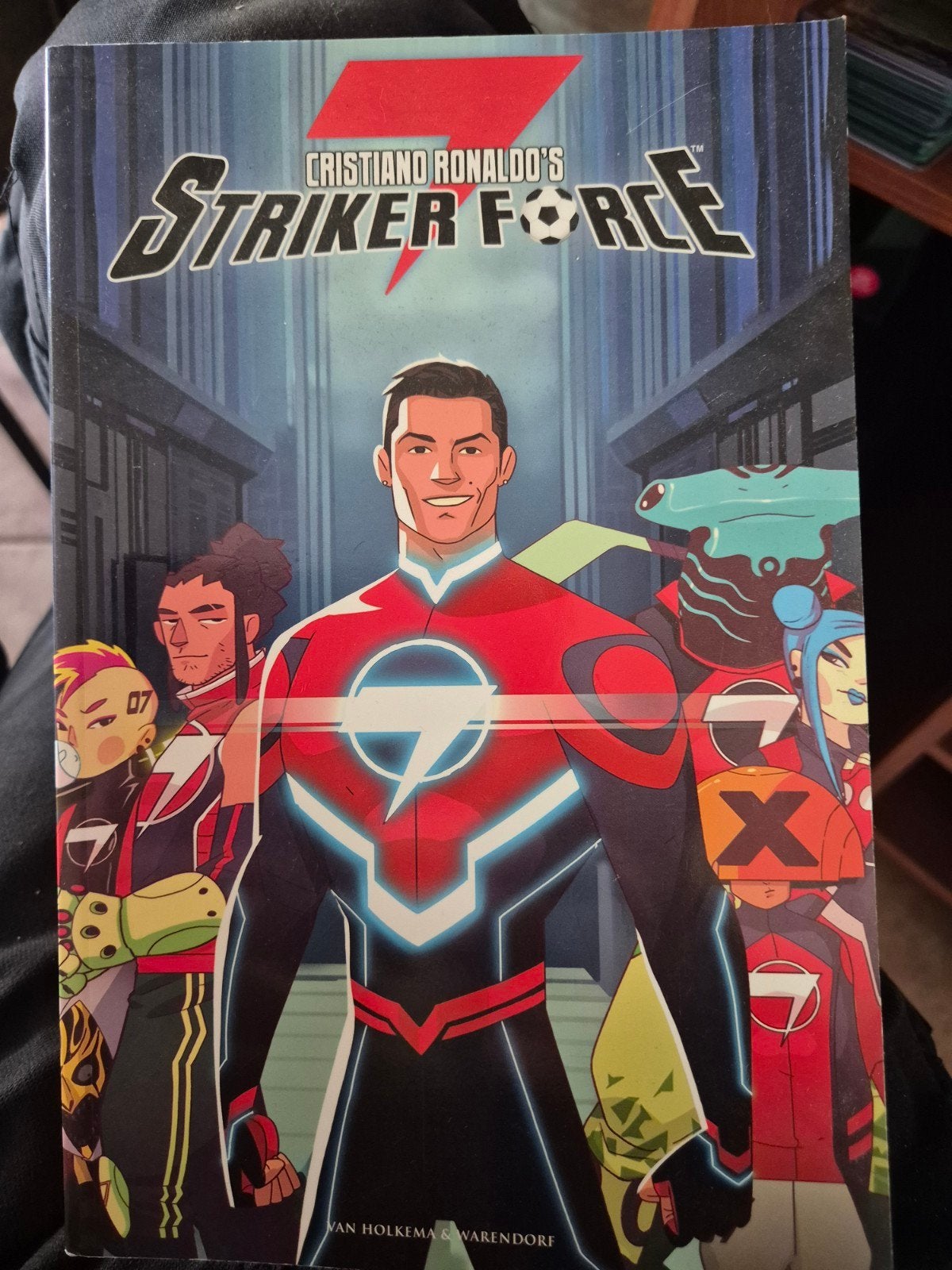 Cristiano Ronaldo's Striker Force 7 - Superhelden stripboek, Boeken, Ophalen of Verzenden, Zo goed als nieuw, Cristiano Ronaldo