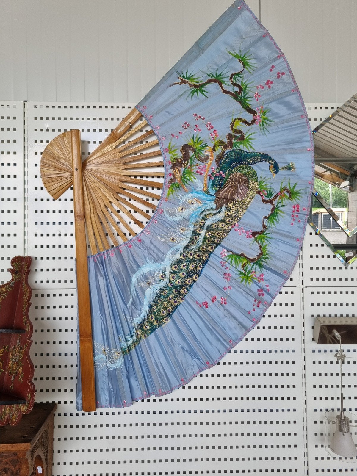 Grote Oosterse Wandventilator met Pauwdecoratie, Antiek en Kunst, Ophalen