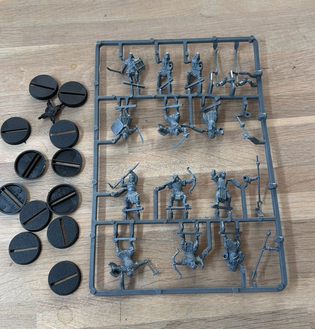MESBG 12x Mordor Orcs on sprue, Hobby en Vrije tijd, Ophalen of Verzenden, Zo goed als nieuw, Warhammer