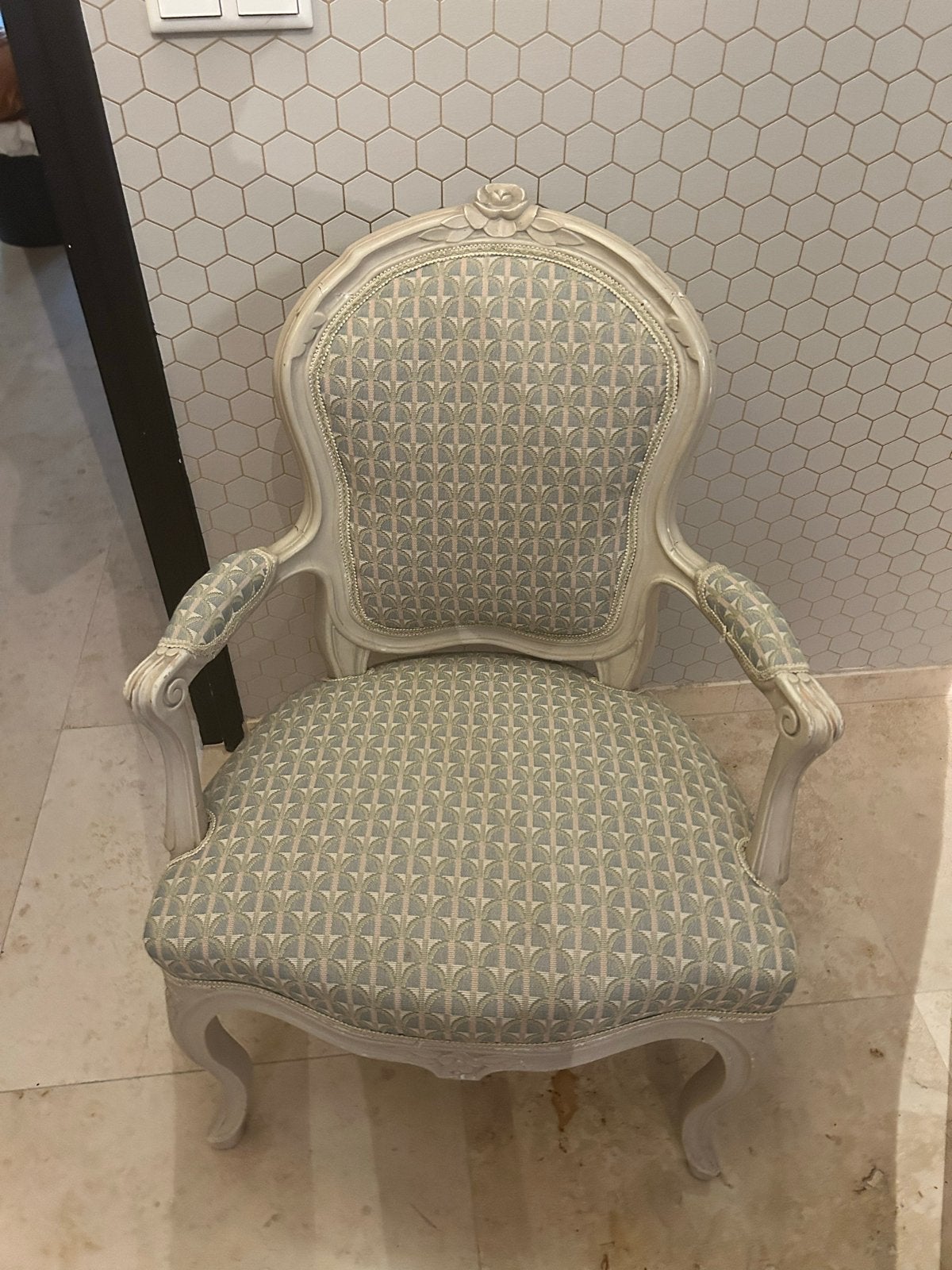 Elegante Louis XVI stijl stoel met armleuningen, Ophalen of Verzenden