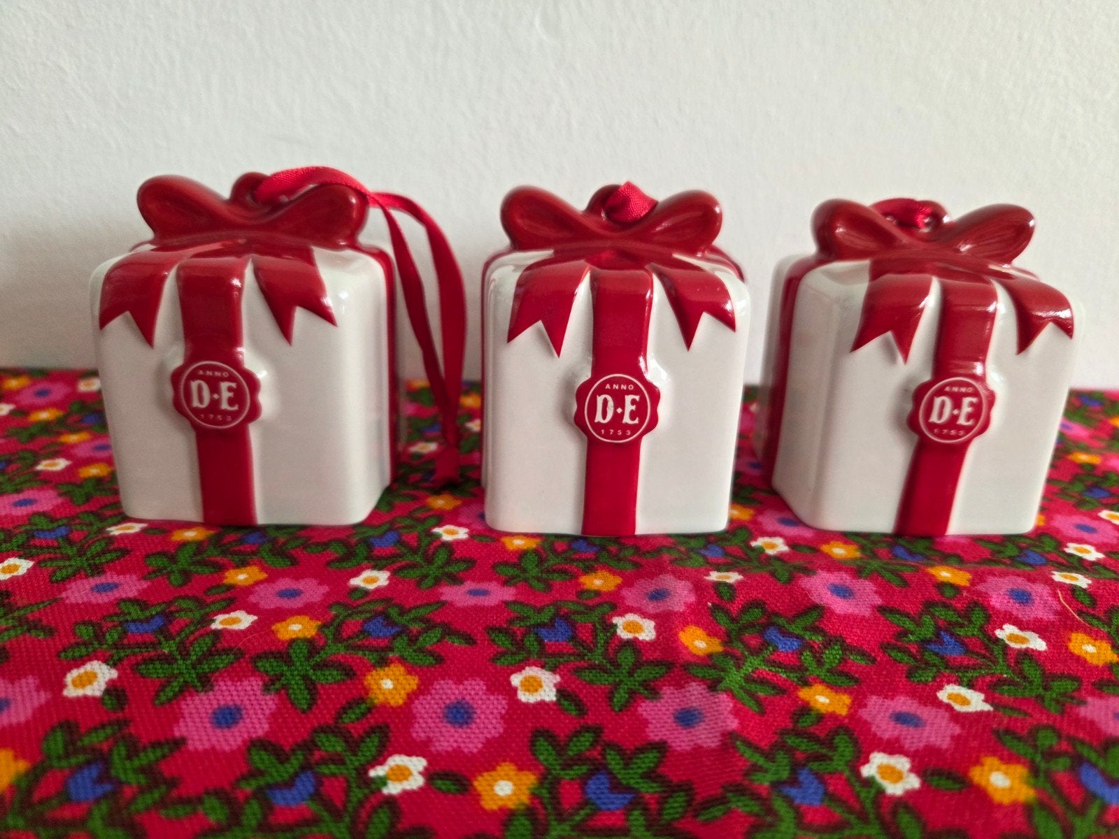 Douwe Egberts cadeautjes kerstboomhangers D.E. cadeauhangers, Ophalen of Verzenden, Wit, Steen/keramiek, Klassiek