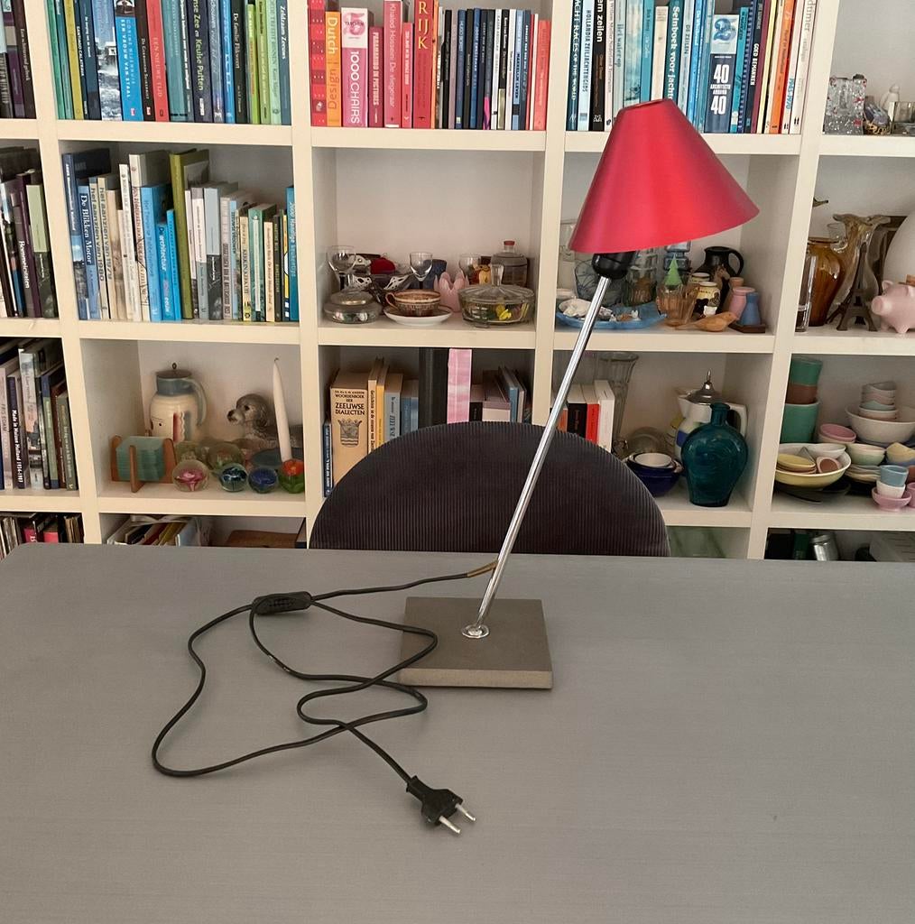 Gira Mobles 114 Barcelona tafel lamp met rode metallic kap, Huis en Inrichting, Lampen | Tafellampen, Ophalen of Verzenden, Gebruikt