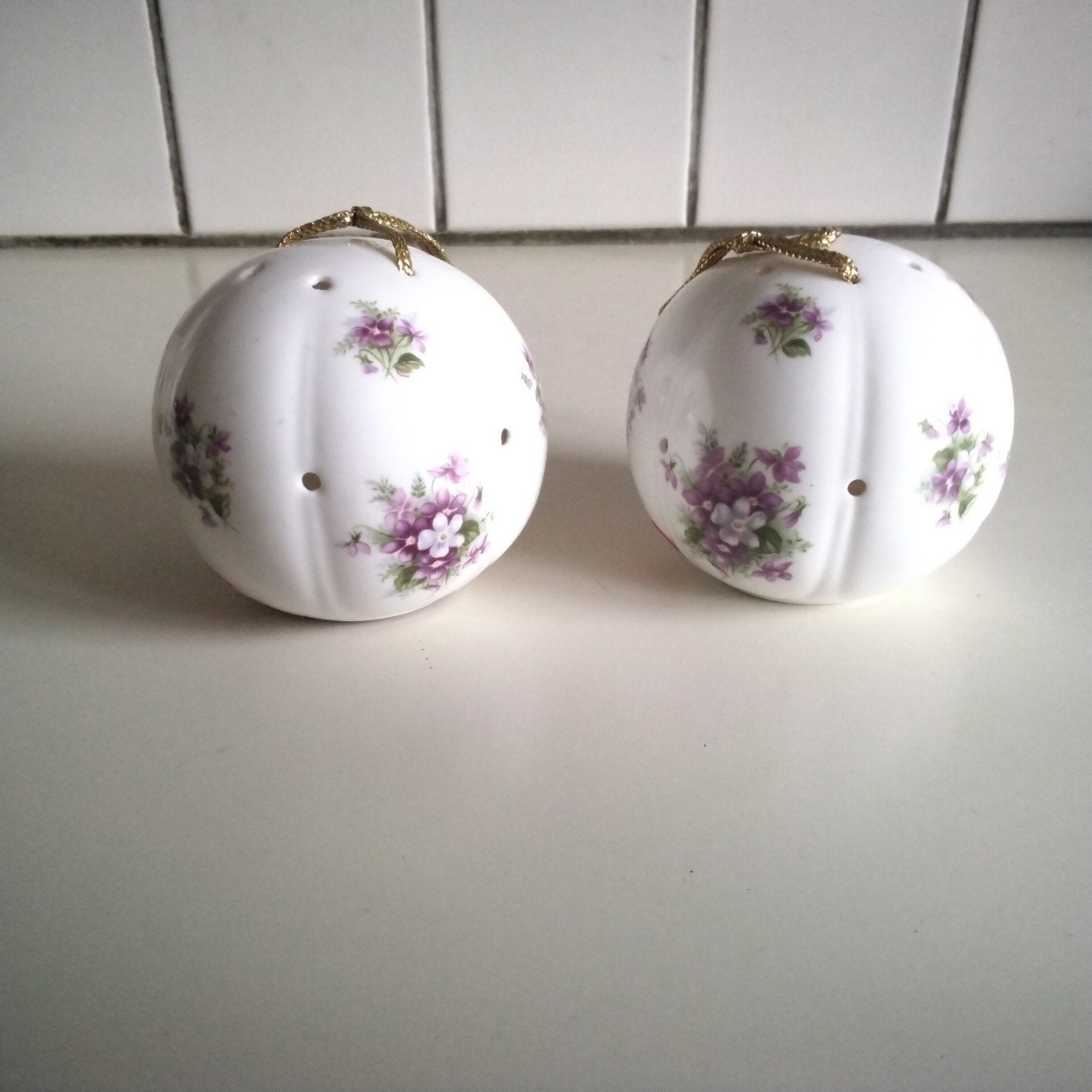 2 royal albert violetta geur pomanders, Verzamelen, Ophalen of Verzenden, Zo goed als nieuw, Porselein, Kop en/of schotel