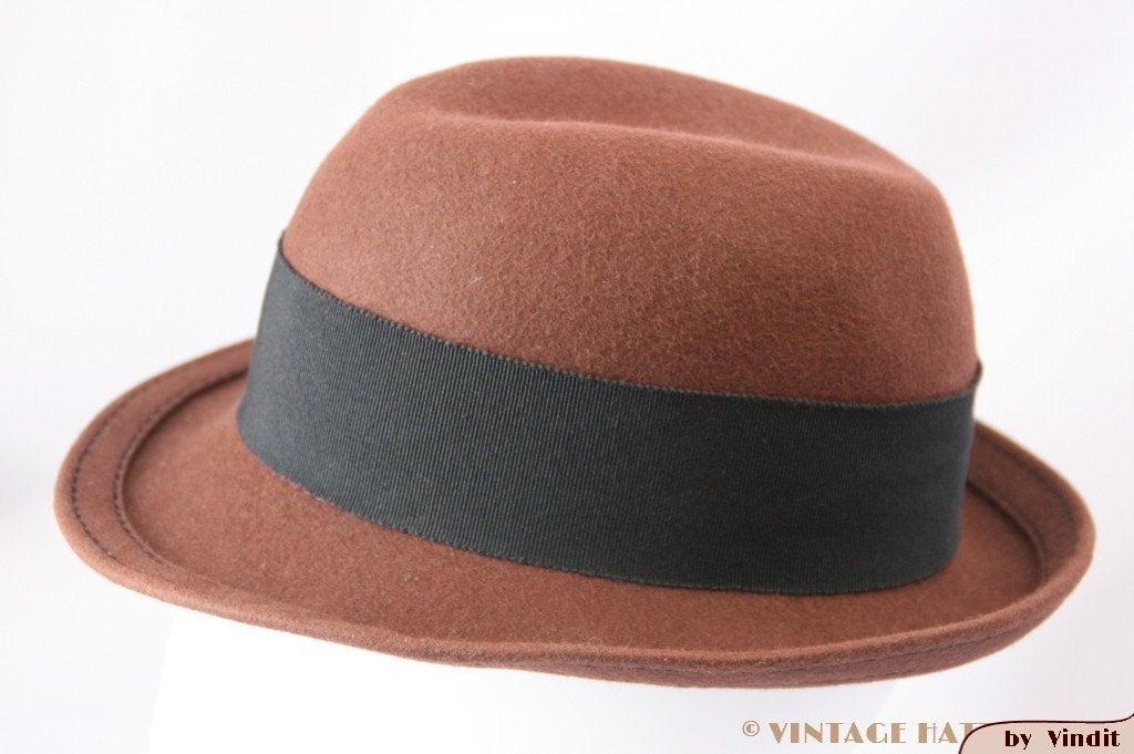 Vintage Dameshoed Mayser bruin met veertjes 56, 56 of 57 cm (M, 7 of 7⅛ inch), Mayser, Hoed, Ophalen of Verzenden