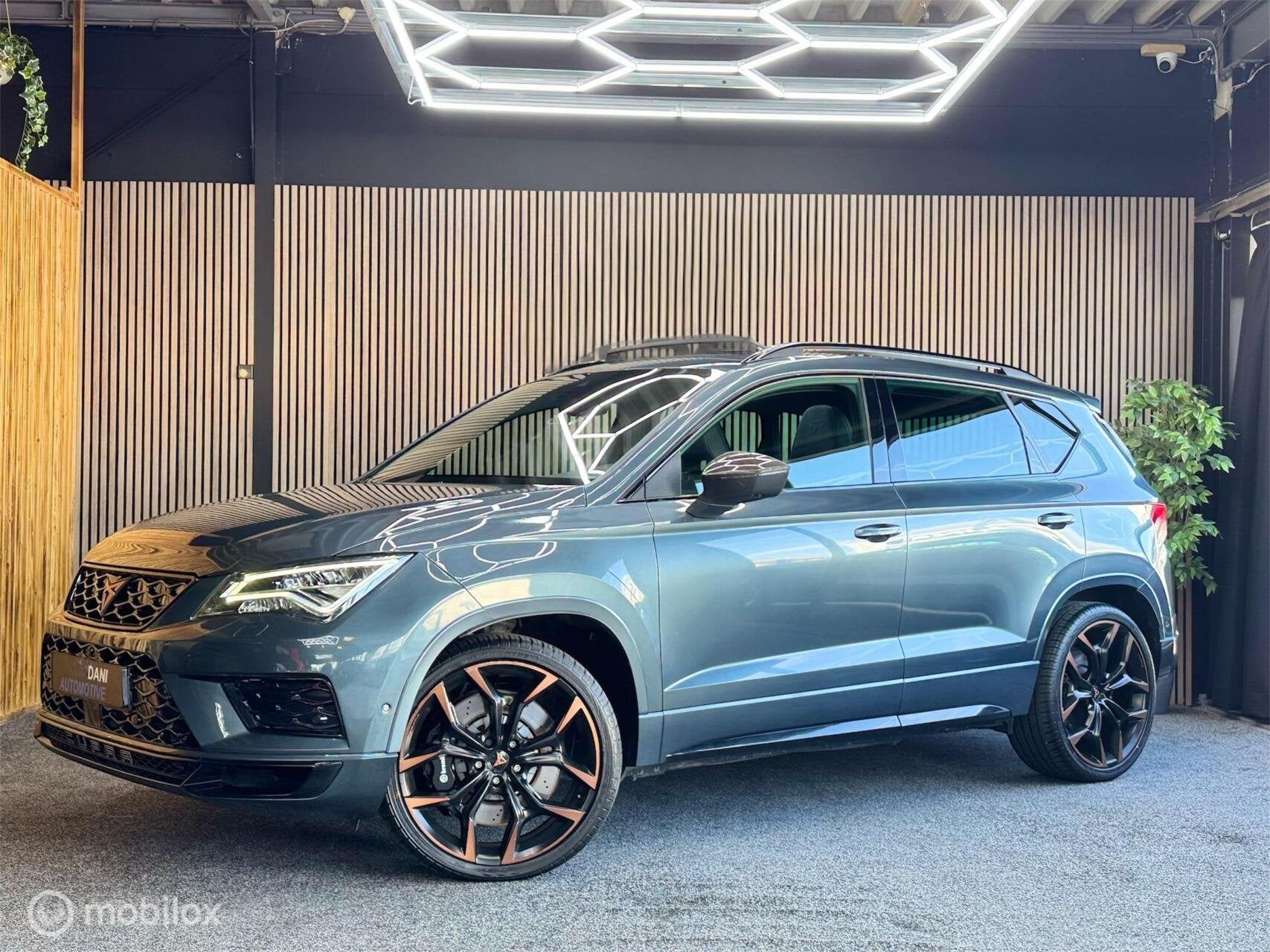 CUPRA Ateca 2.0 TSI 4DRIVE|Pano|Beats|Akra| Cam 360|Brembo, Auto's, Cupra, Automaat, Gebruikt, Zwart, 4 cilinders