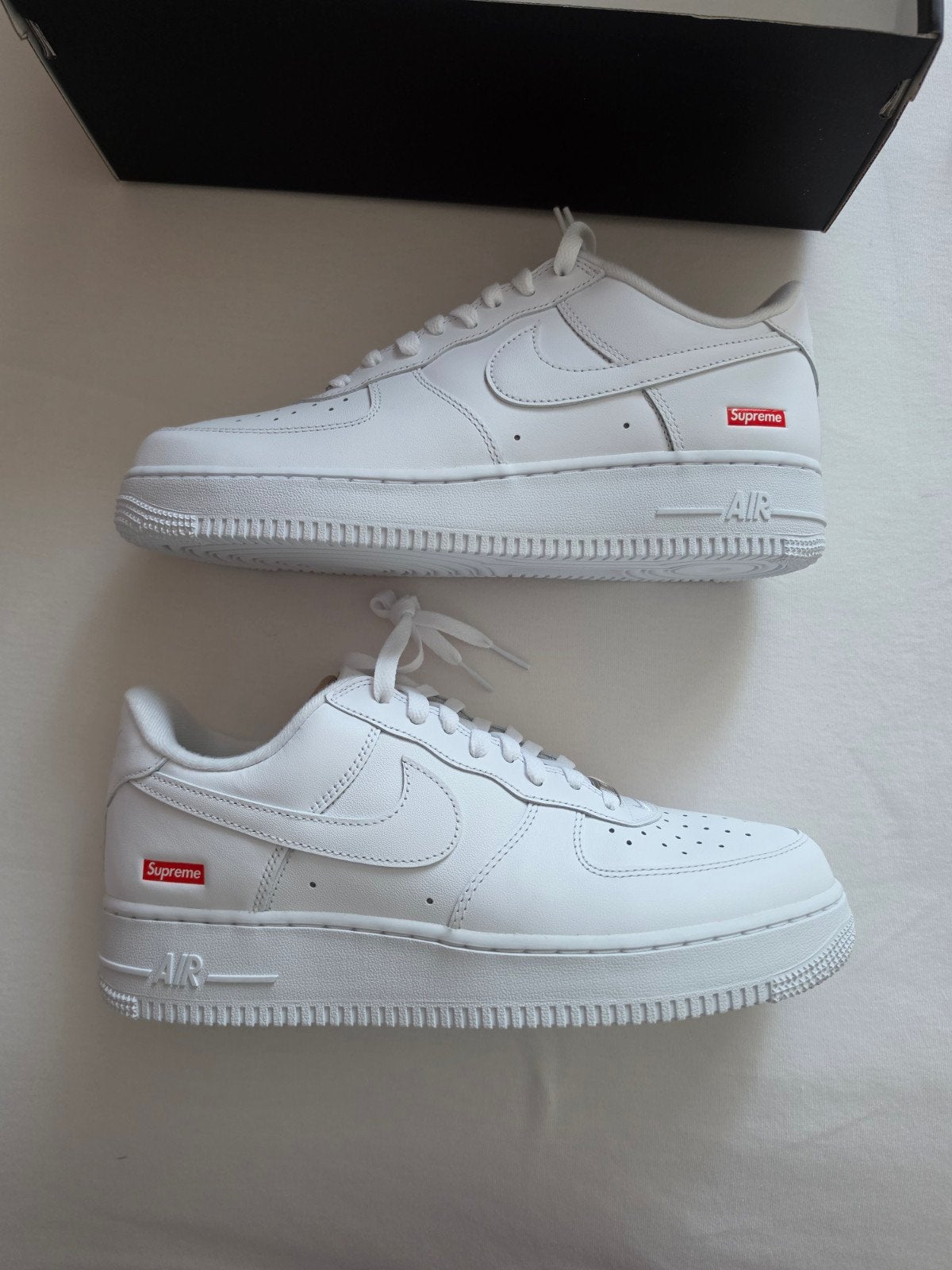 Nike Air Force 1 Low SP x Supreme maat 43, Kleding | Heren, Schoenen, Ophalen of Verzenden, Nieuw