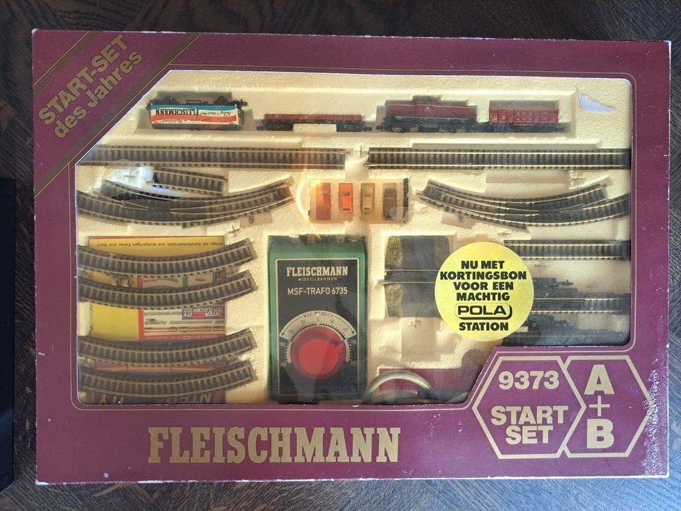 Fleischmann Startset A+B 9373 met extra huisjes en wagon, Gelijkstroom, Fleischmann, Ophalen of Verzenden, Analoog