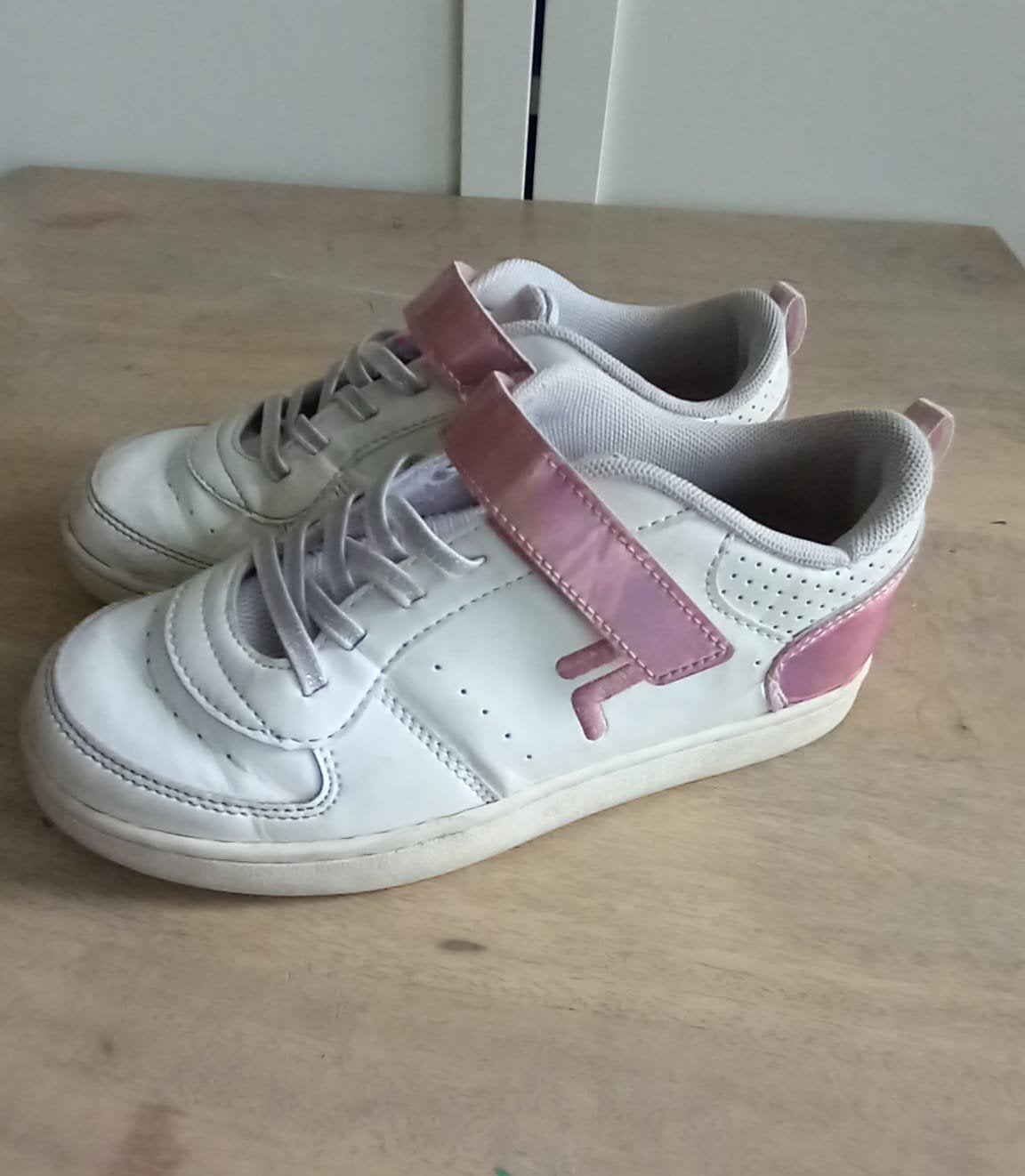 FILA sportschoenen maat 34 wit met roze accenten, Gebruikt, Meisje, Sportschoenen, Ophalen of Verzenden