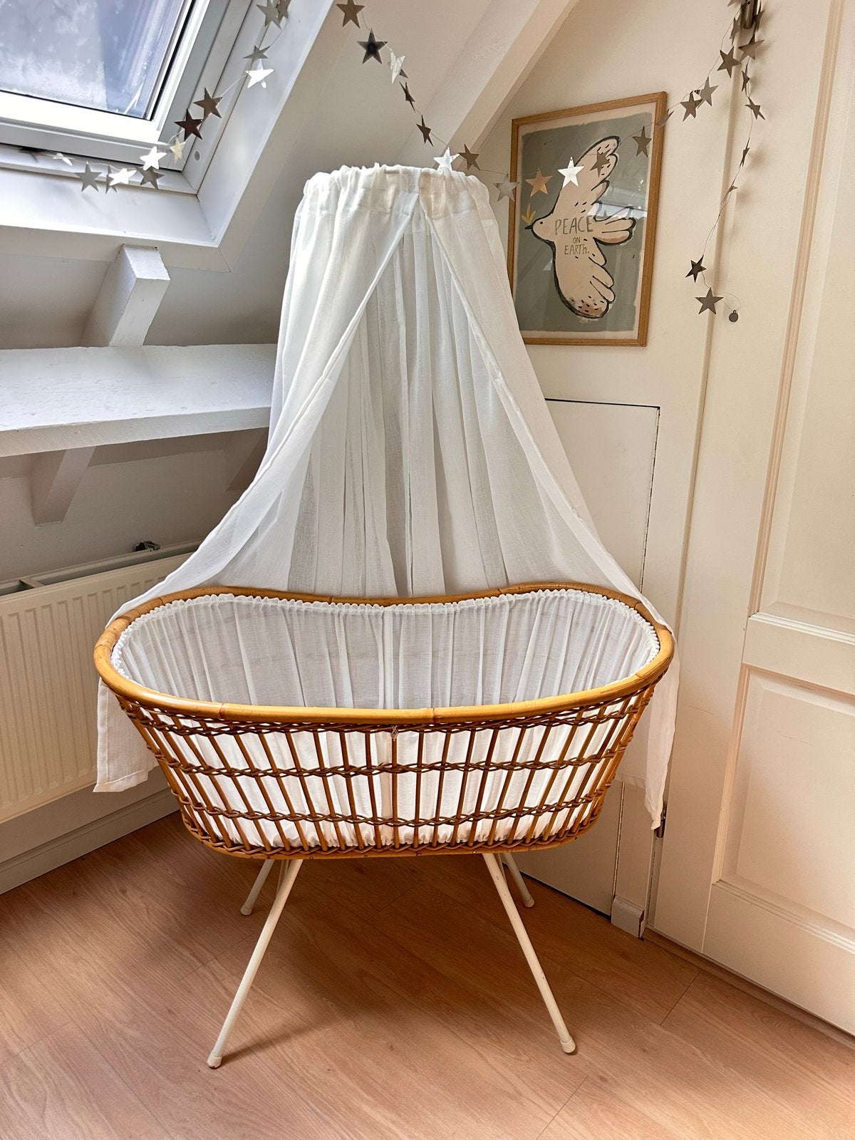 Vintage rotan wieg met sluier en matras, Ophalen, Zo goed als nieuw, Wieg