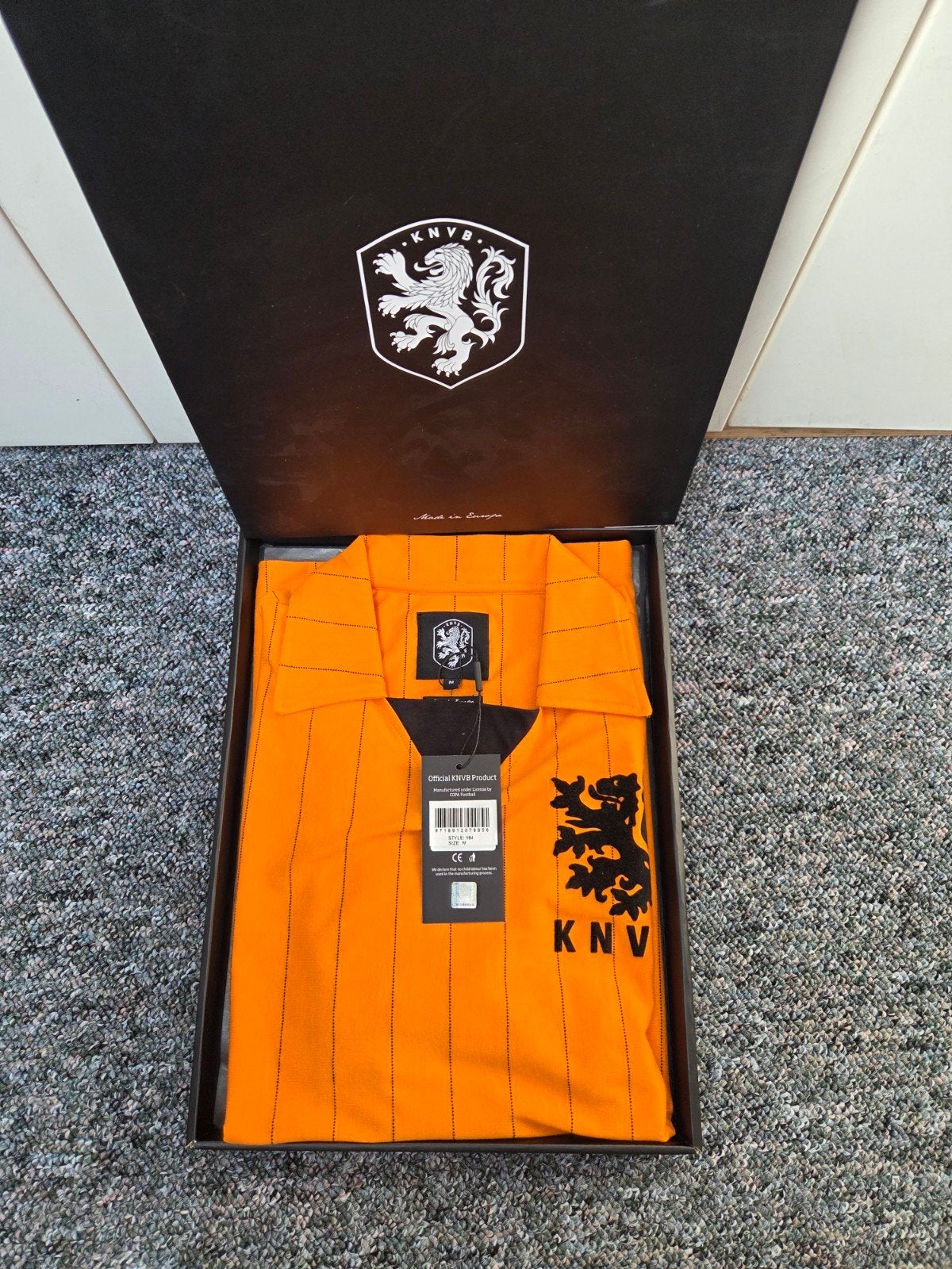 KNVB Oranje Voetbalshirt in Cadeaubox, Maat 48/50 (M), Nieuw, Oranje, Ophalen of Verzenden