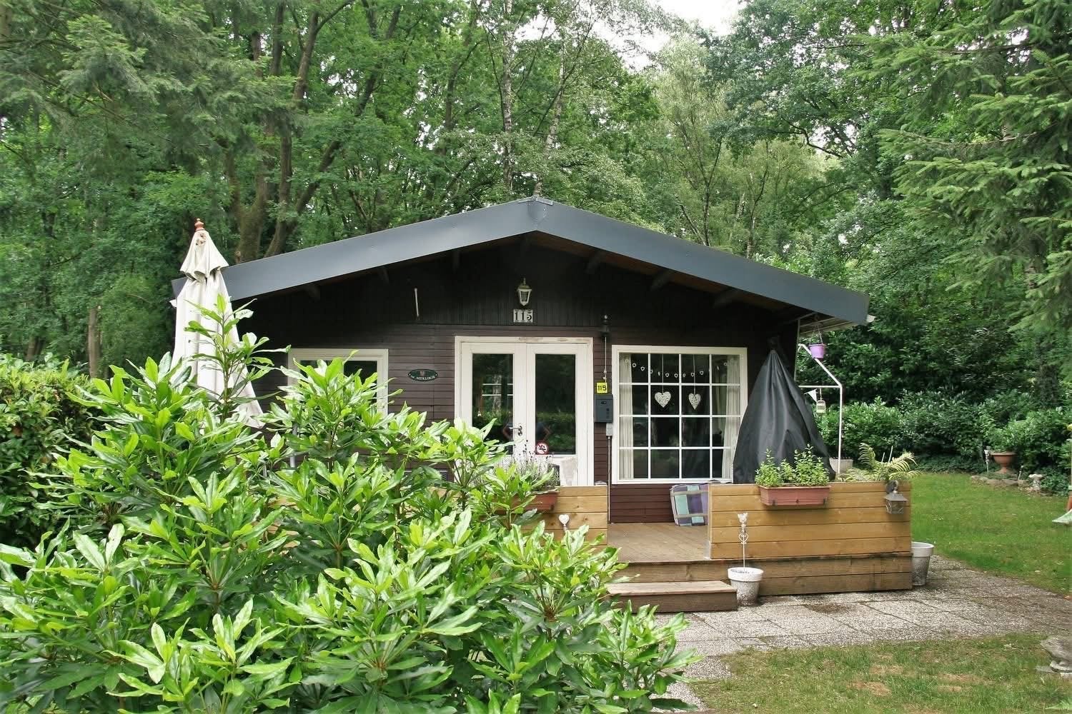 vakantiebishuisje com chalet in het bos, In bos, Limburg of Luik, 2 slaapkamers, Recreatiepark