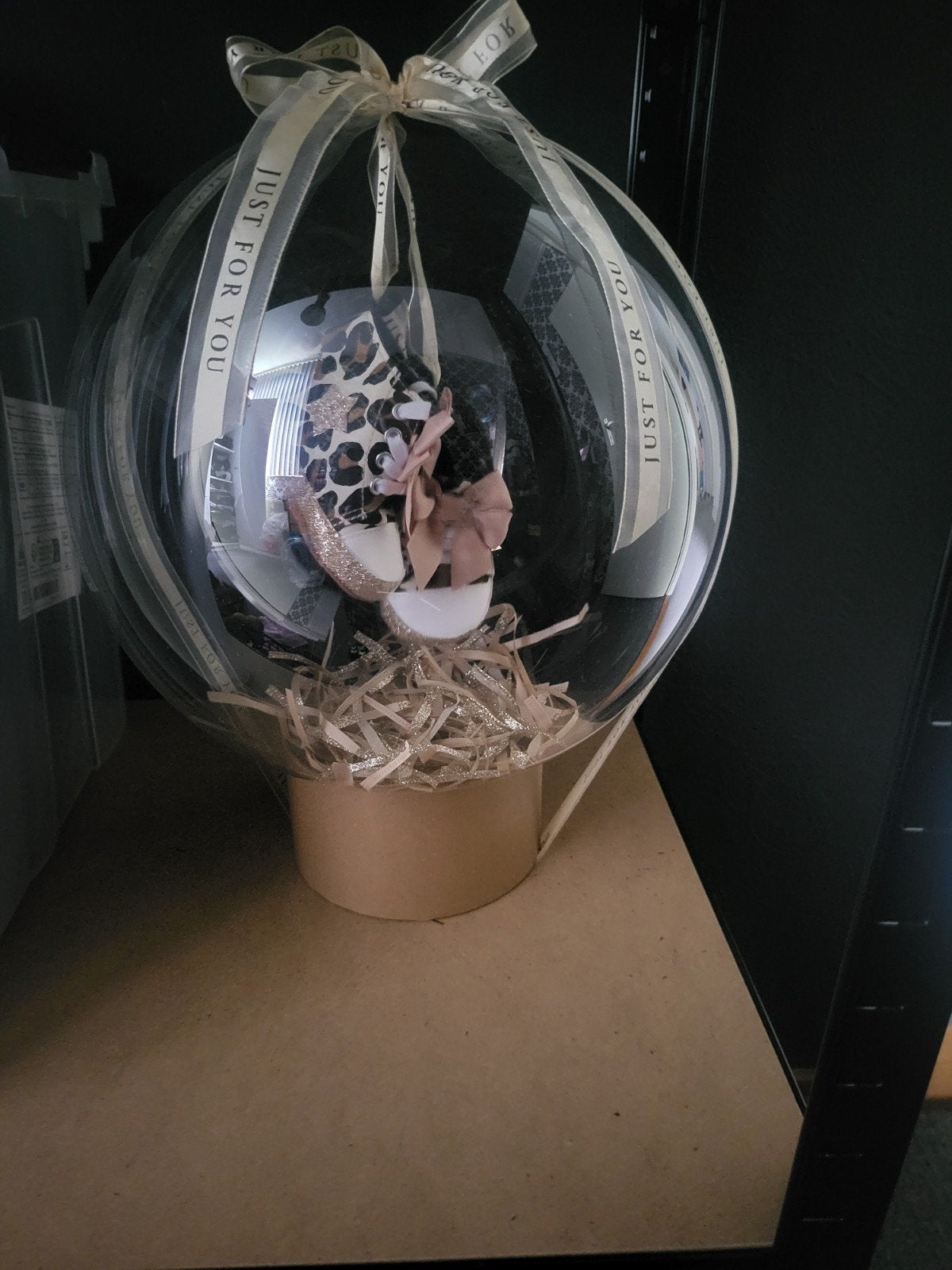 Kraamcadeau in ballon - Babyschoentjes luipaardprint, Ophalen of Verzenden, Nieuw, Kraamcadeau