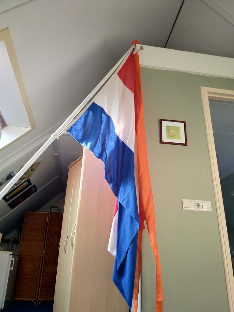 Lange Vlaggenstok met grote vlag en mooie wimpel, Diversen, Ophalen