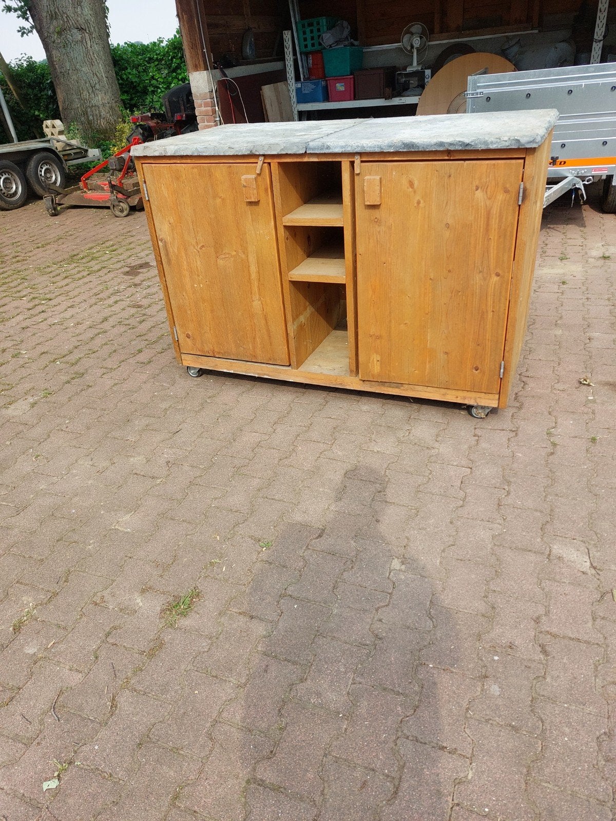 Bar met stenen blad op wielen, Ophalen, Gebruikt