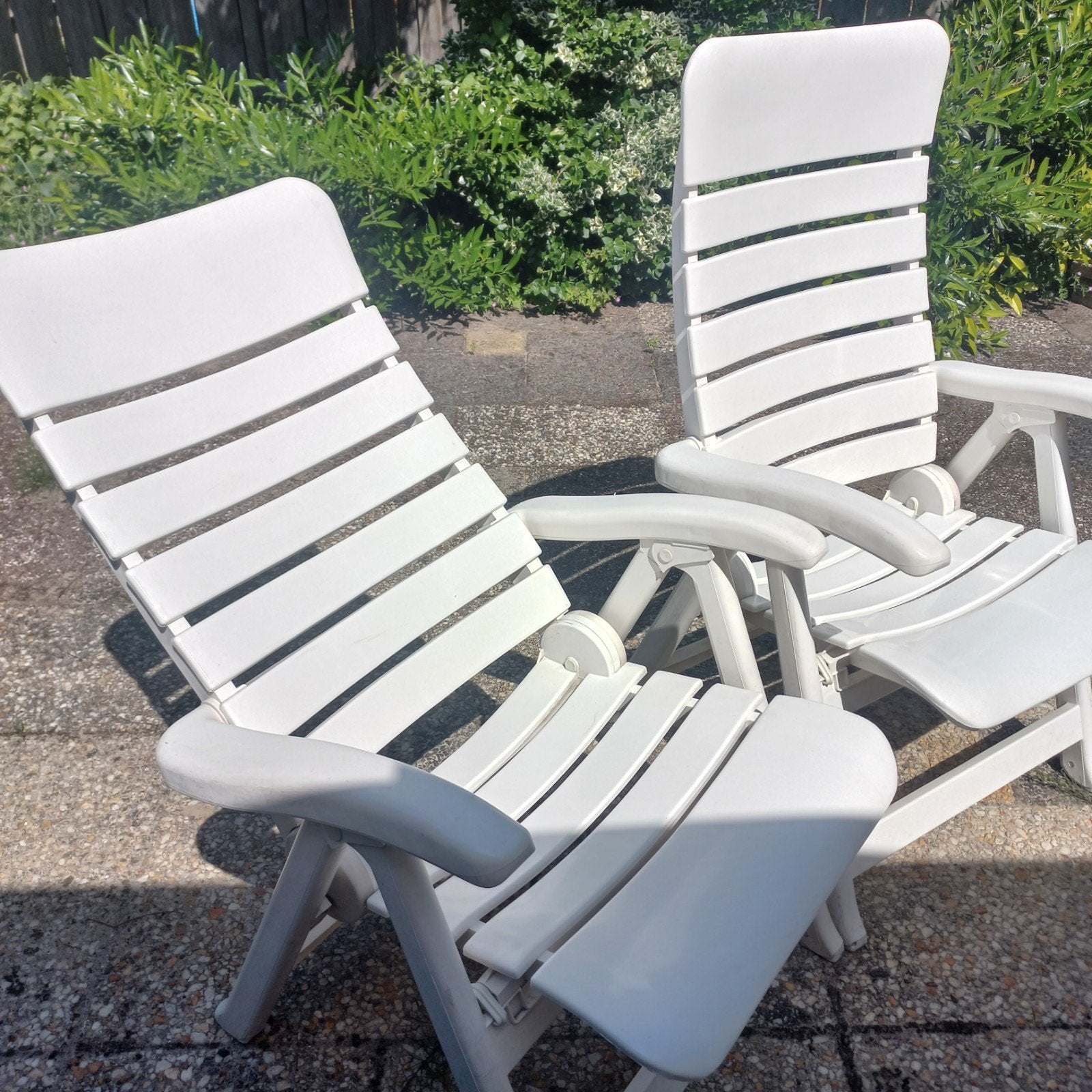 2x Verstelbare Tuinstoelen Wit Kunststof, Ophalen of Verzenden, Gebruikt, Kunststof
