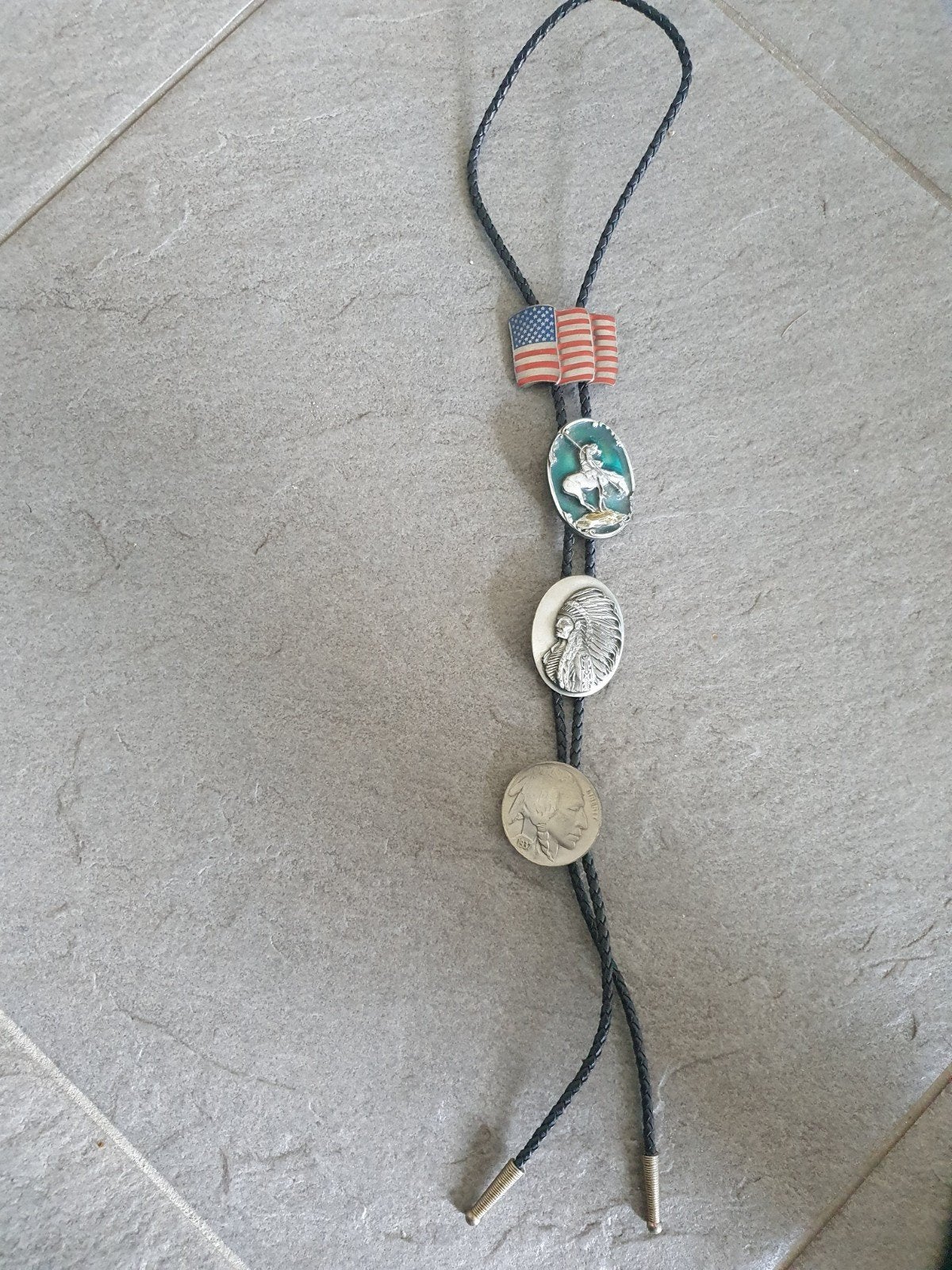 Unieke Bolo Tie met Amerikaanse en Native American symbolen, Ophalen of Verzenden, Nieuw, Zilver, Overige materialen