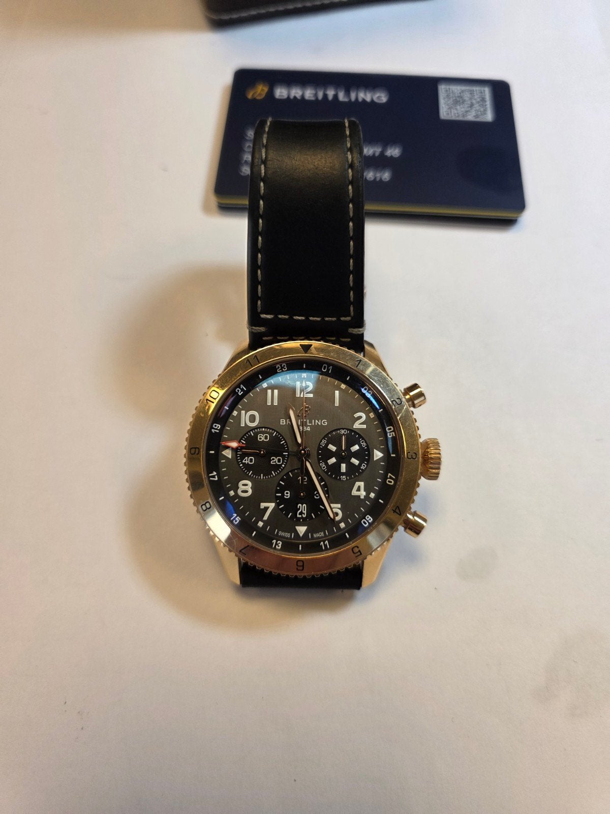 Breitling Super AVI 2025 18 kt Roségoud met Doos en Papieren, Sieraden, Tassen en Uiterlijk, Horloges | Heren, Leer, Breitling