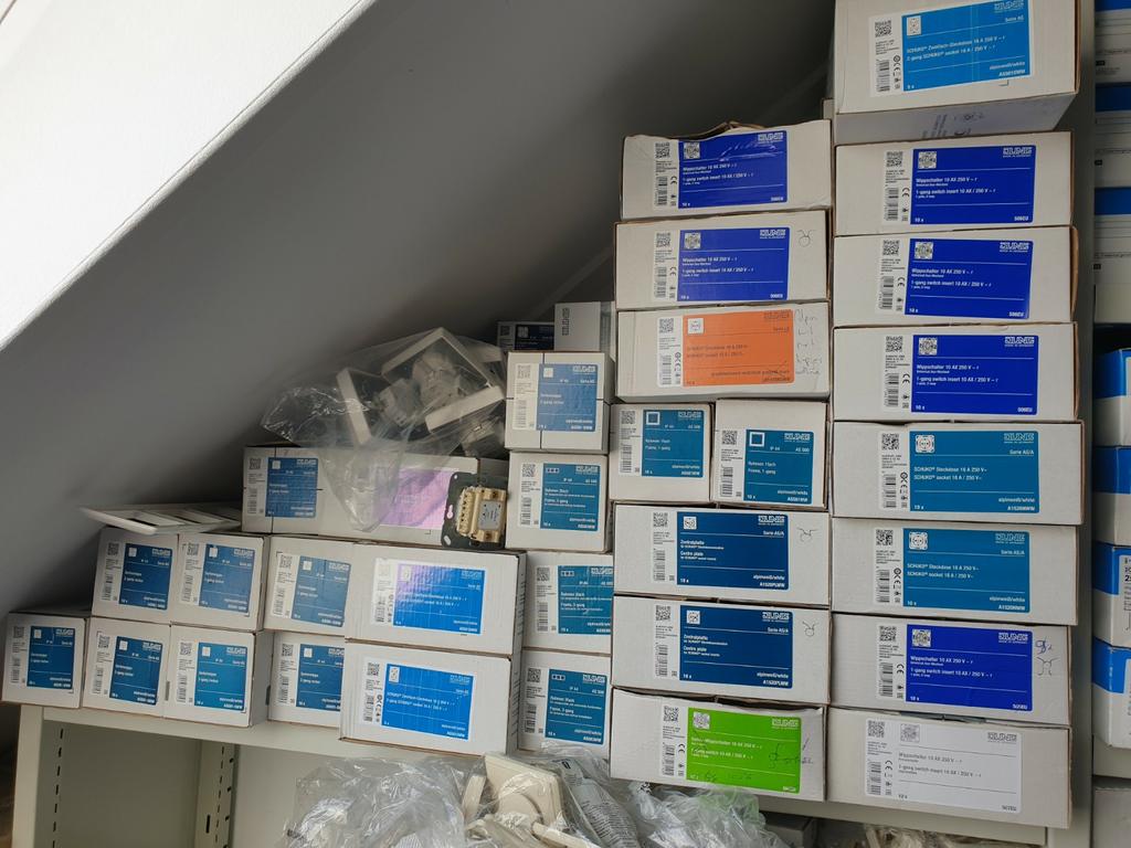 Jung as500 en st550 wit,creme ,25% korting op internet prijs, Net, Net, Ophalen of Verzenden, Zo goed als nieuw