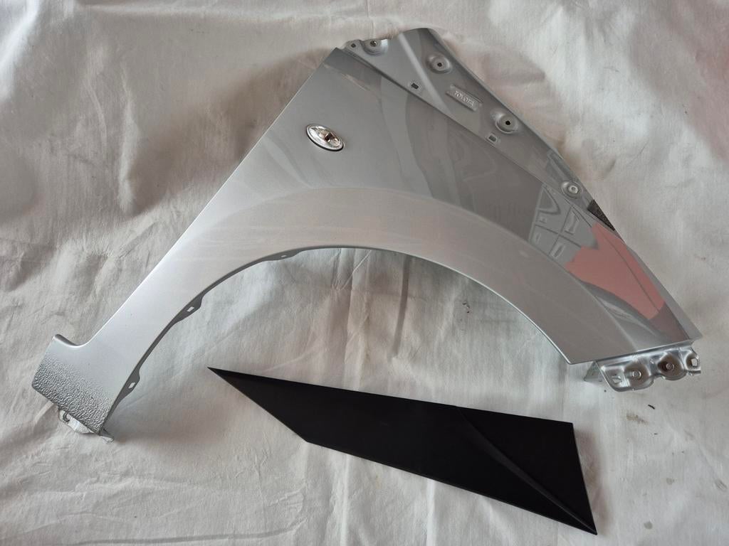 2014+ TOYOTA AYGO SPATBORD GRIJS RECHTS + 2x ORG. MODDERK., Auto-onderdelen, Gebruikt, Rechts, Ophalen of Verzenden, Spatbord