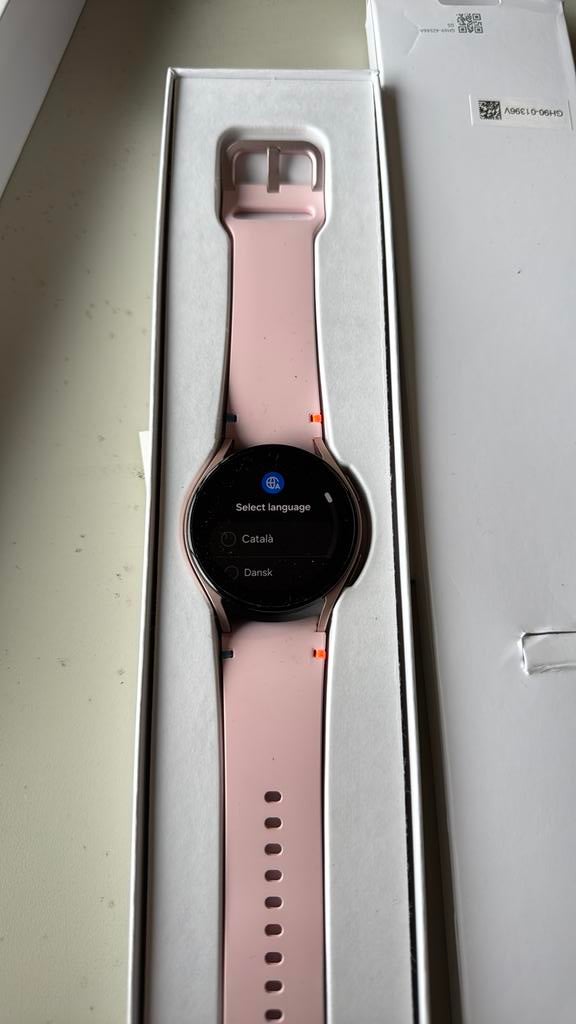 Samsung Galaxy Watch FE - Nieuw, beschadigde verpakking, Samsung, Afstand, Nieuw, Ophalen of Verzenden