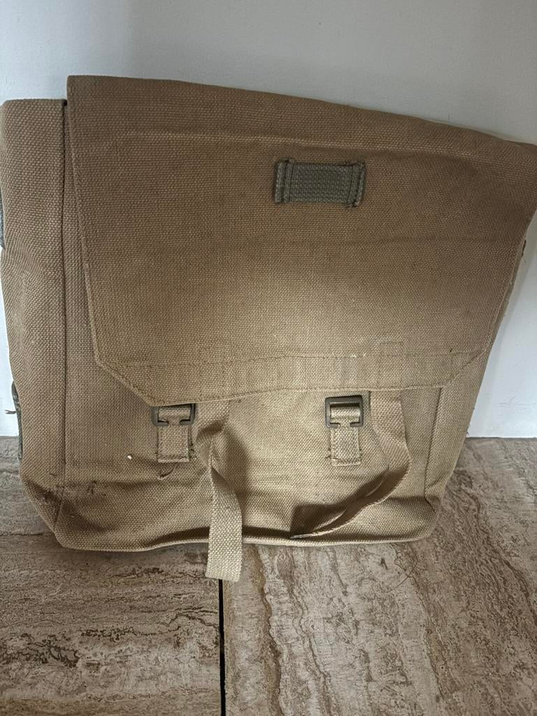 Leger pukkel met originele inhoud veldfles zakdoek enz., Verzamelen, Militaria | Algemeen, Ophalen of Verzenden, Landmacht, Nederland
