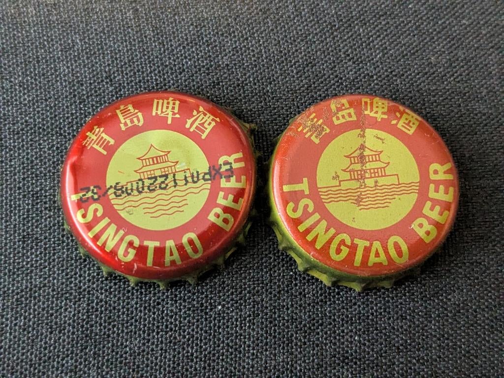 Tsingtao Bierkroonkurken - Set van 2 verschillende, Ophalen of Verzenden, Gebruikt