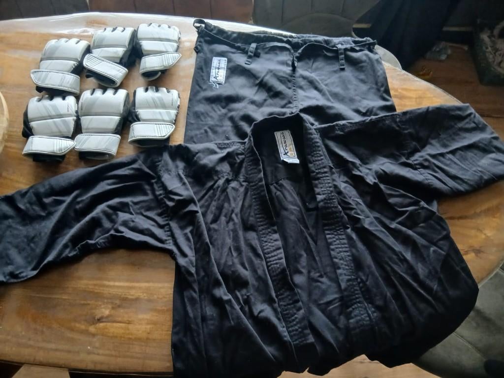 Karate pak, Ophalen, Maat XS of kleiner, Vechtsportpak, Zo goed als nieuw