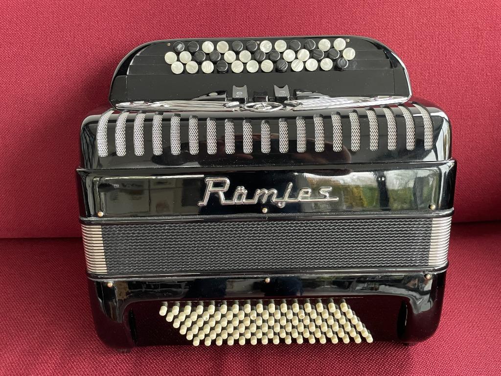 Z.g.a.n italiaanse Rämjes knopaccordeon(Guerrini).Cgriff.72B, Muziek en Instrumenten, Accordeons, Overige merken, 72-bas, Met koffer