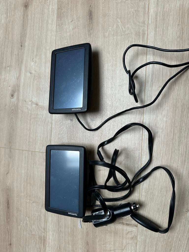 2 TomTom GO navigatiesystemen, Auto diversen, Autonavigatie, Gebruikt, Ophalen of Verzenden